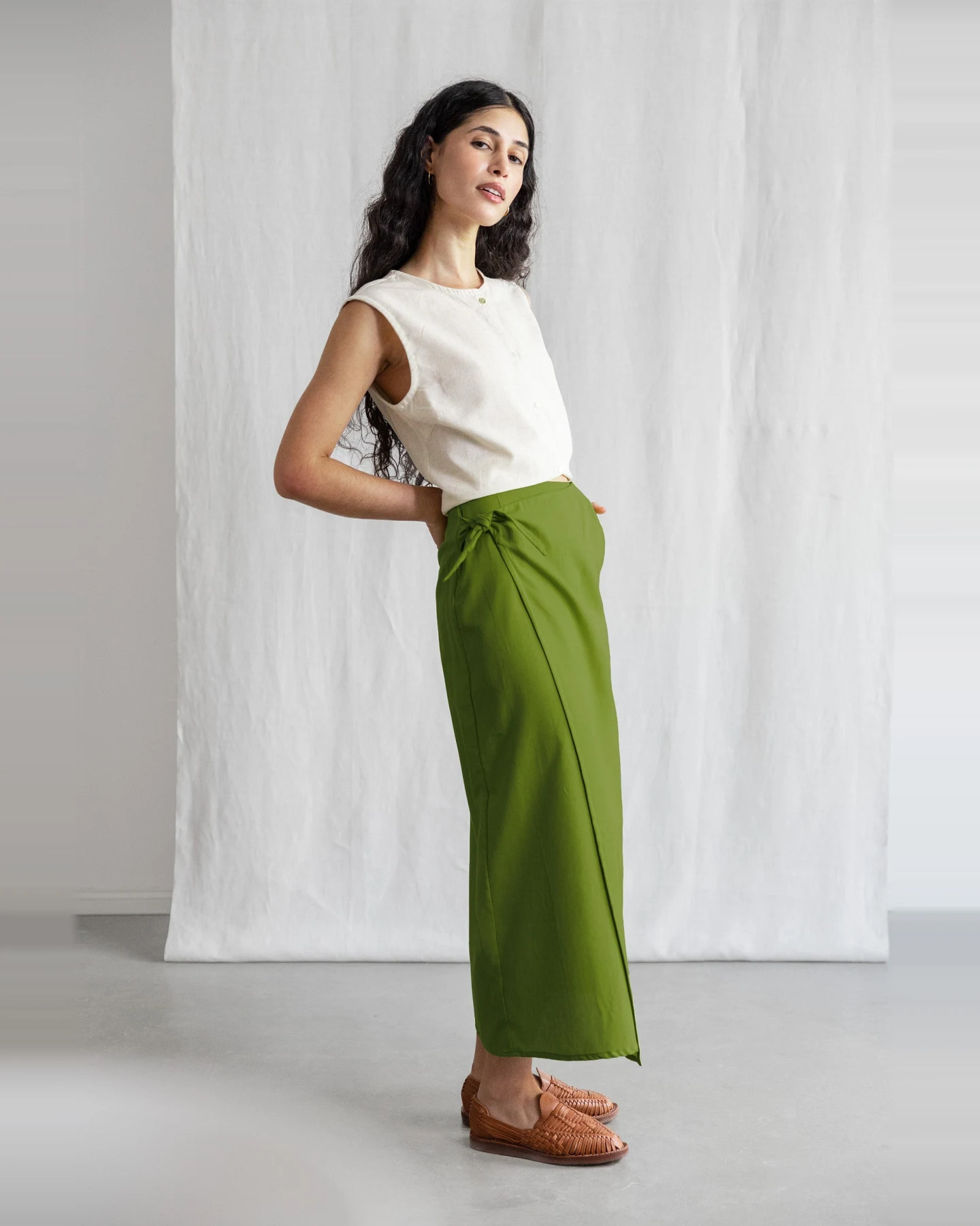 Jyoti - Fair Works Damen vegan Wickelrock Tanvi Basil – Ansicht 2