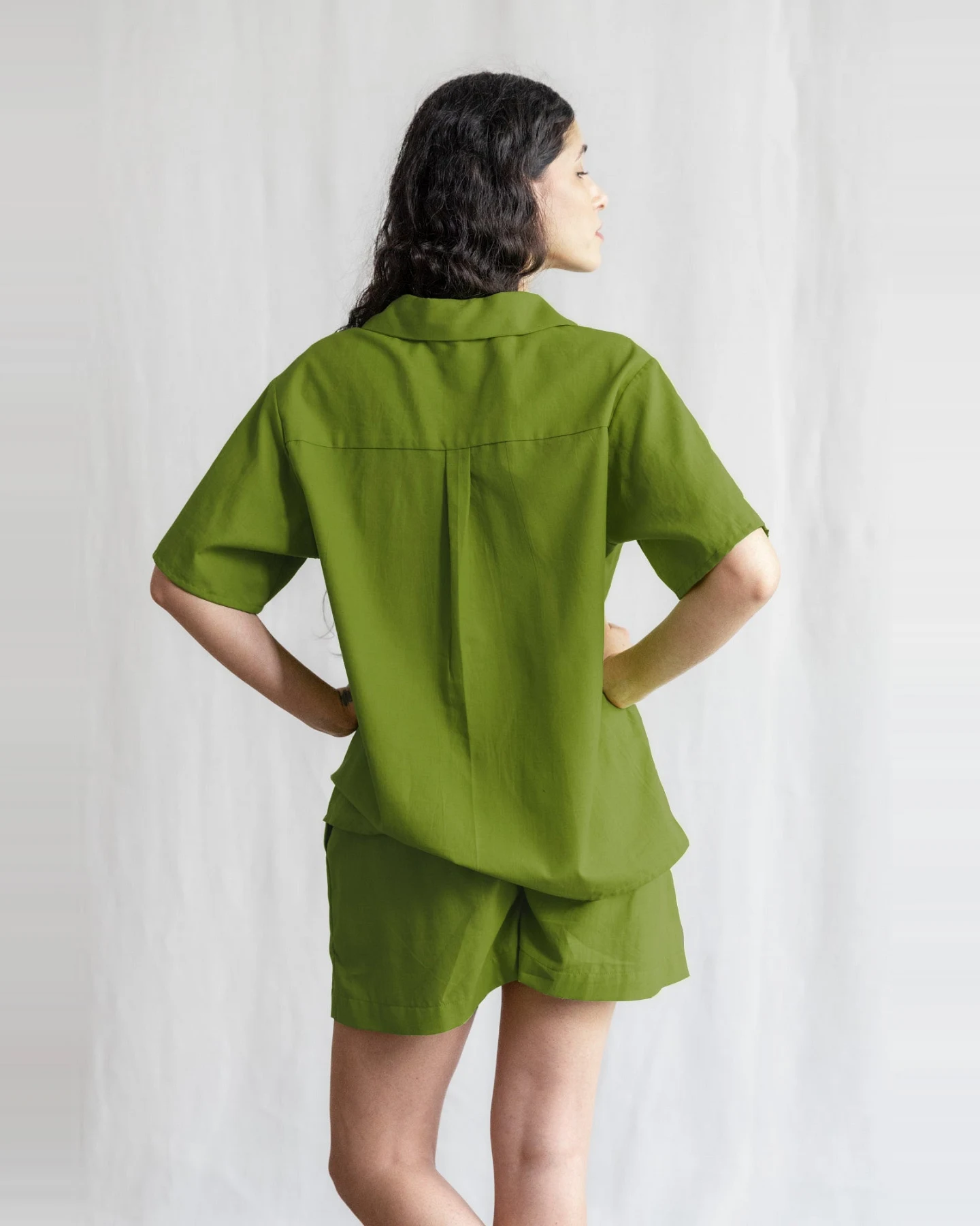 Jyoti - Fair Works Herren vegan Shirt Nehani Basil – Ansicht 2