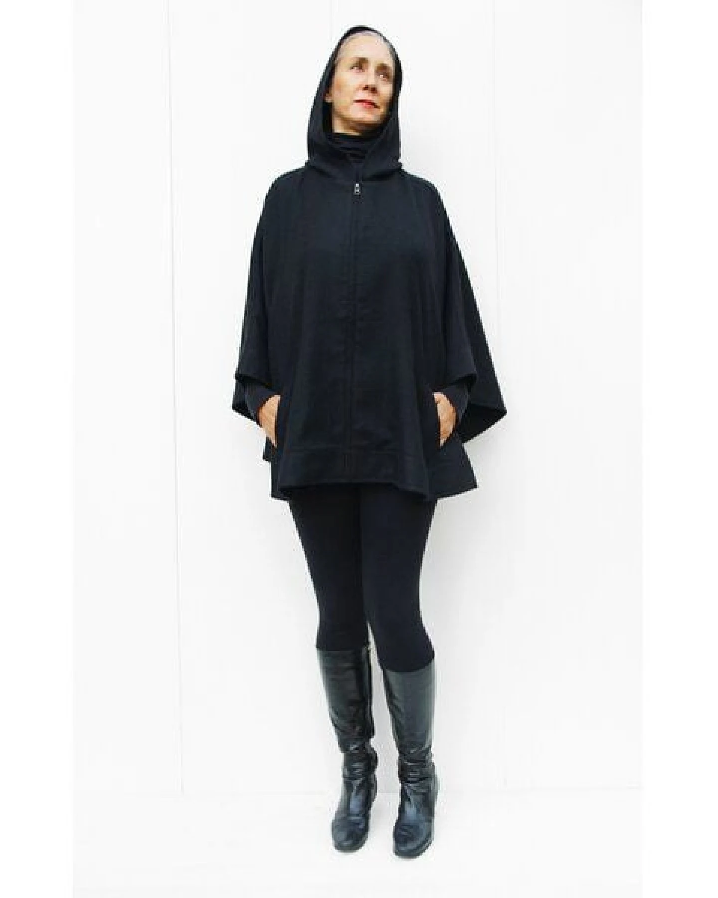 B.e Quality Alpaka-Poncho mit Kaputze aus feinstem 100% peruanischem Baby-Alpaka – Ansicht 2