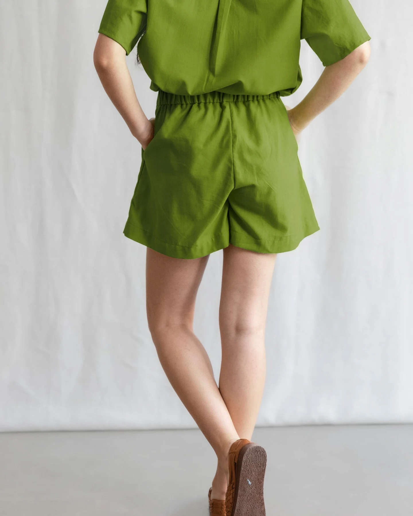 Jyoti - Fair Works Damen vegan Kurze Hosen Sitaar Basil – Ansicht 2