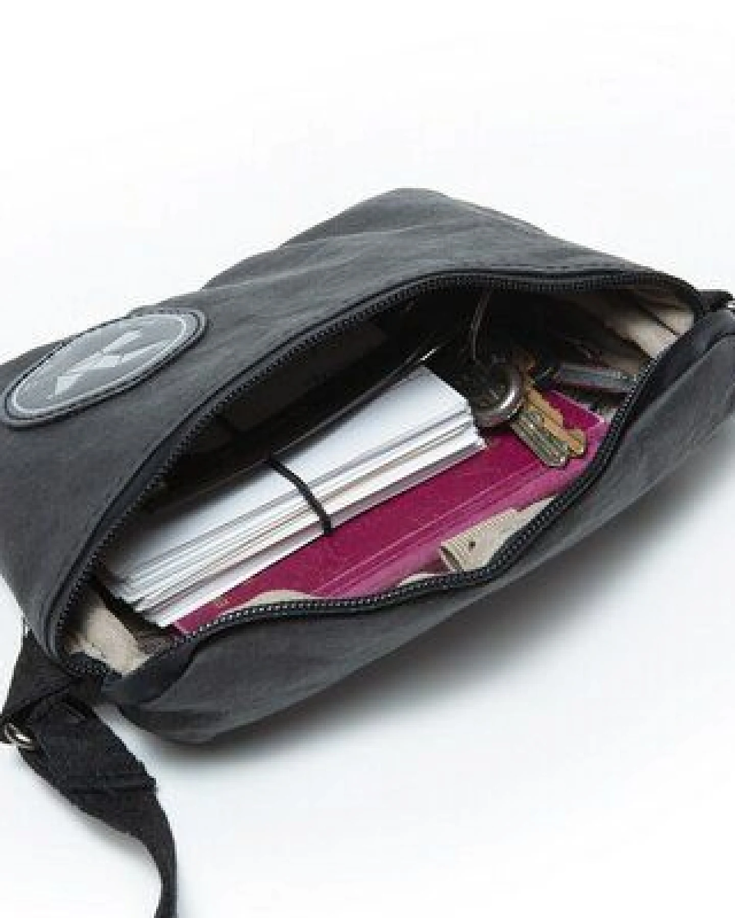 PAPERO Bauchtasche aus wasserfestem Kraftpapier. Vegan, robust & minimalistisch – ideal für Damen & Herren. Stylisch unterwegs mit Squirrel Deltabag – Ansicht 3