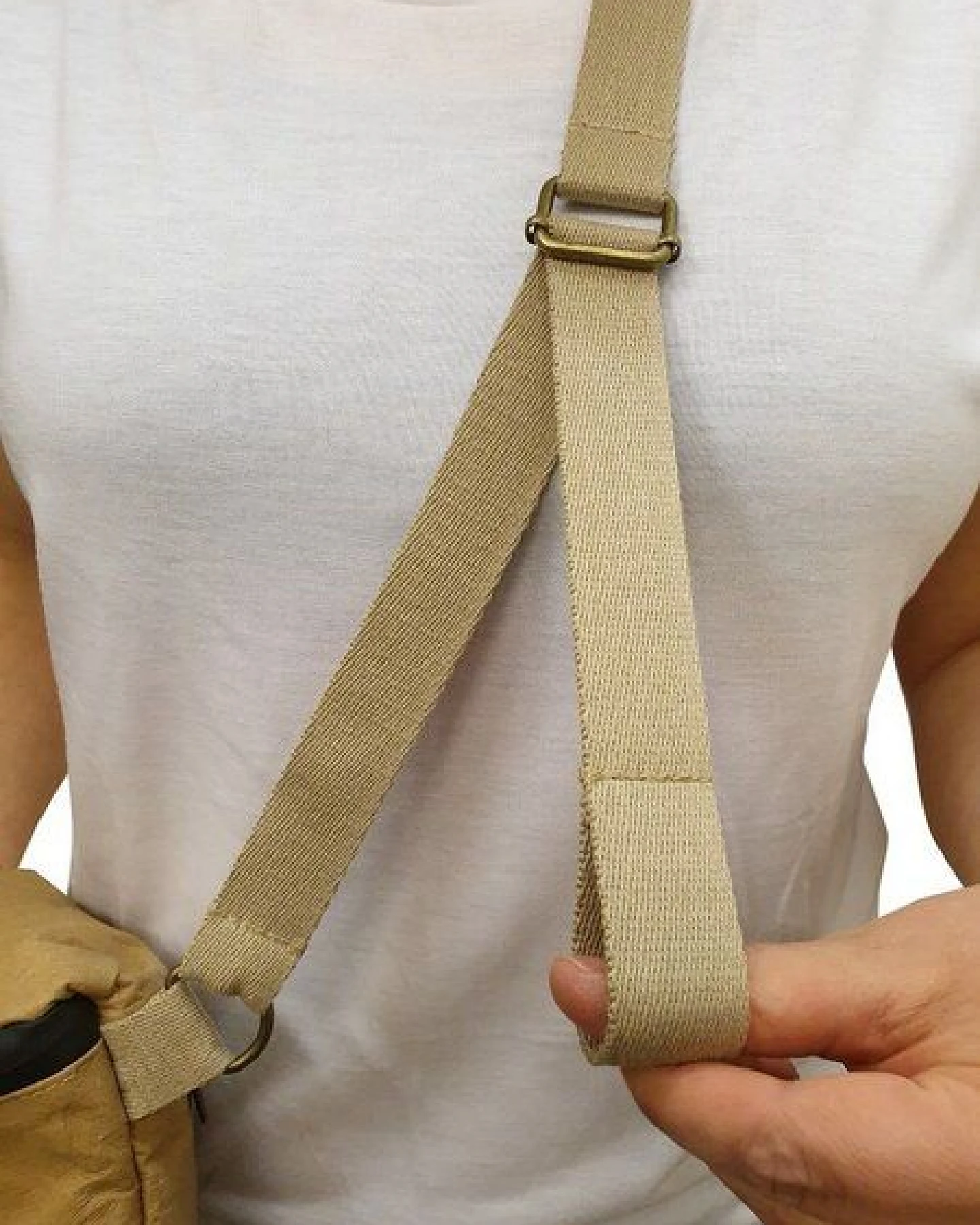 PAPERO Bauchtasche aus wasserfestem Kraftpapier. Vegan, robust & minimalistisch – ideal für Damen & Herren. Stylisch unterwegs mit Squirrel Deltabag – Ansicht 4