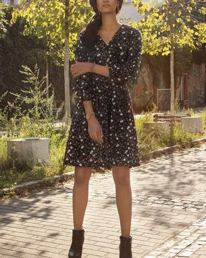 l'amour est bleu Gemustertes Kleid aus Bio-Baumwolle