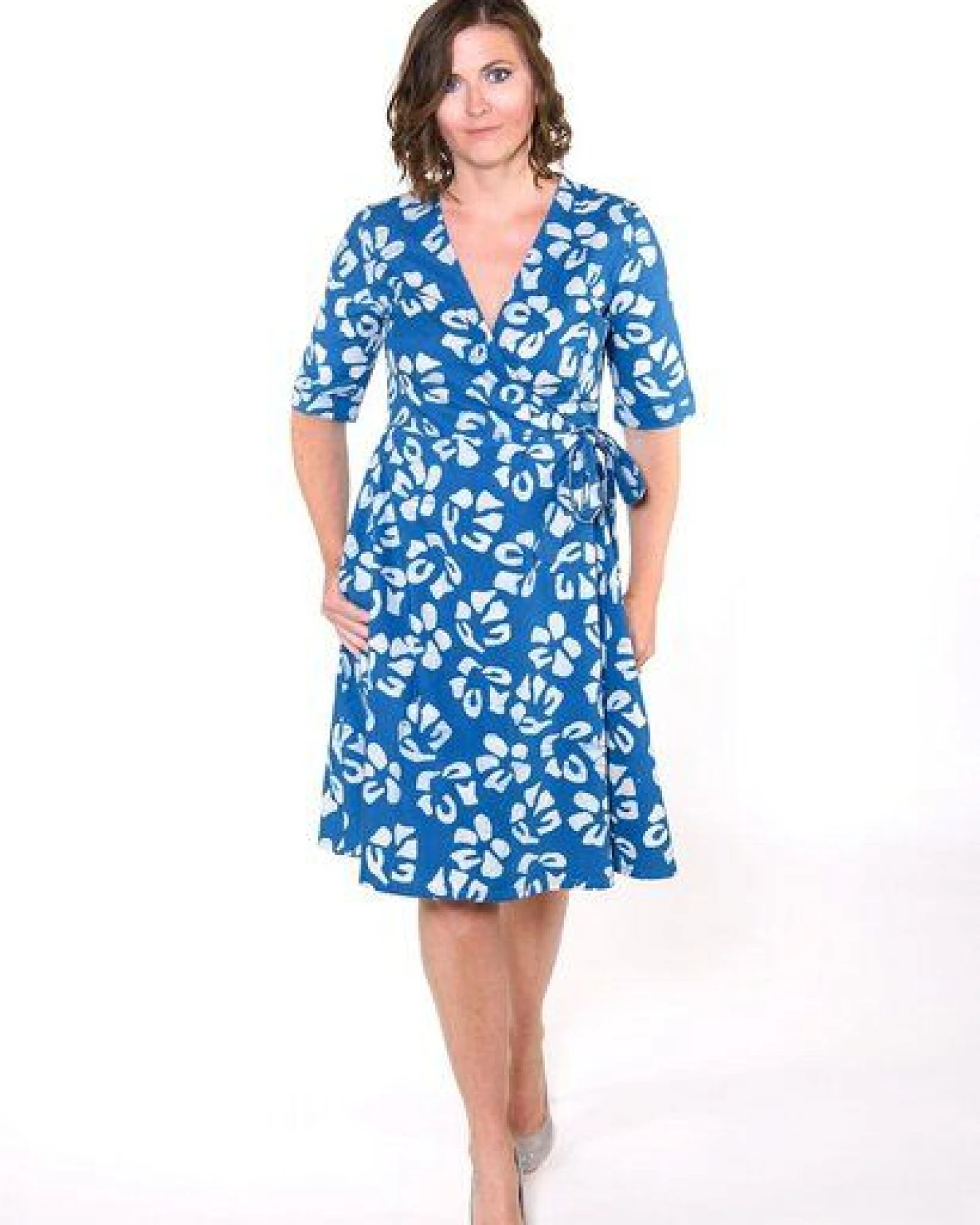 Global Mamas Bio Sommer- & Herbstkleider - WRAP - Ocean Tropics/Canopy Charcoal/Argyle Wine – Ansicht 2