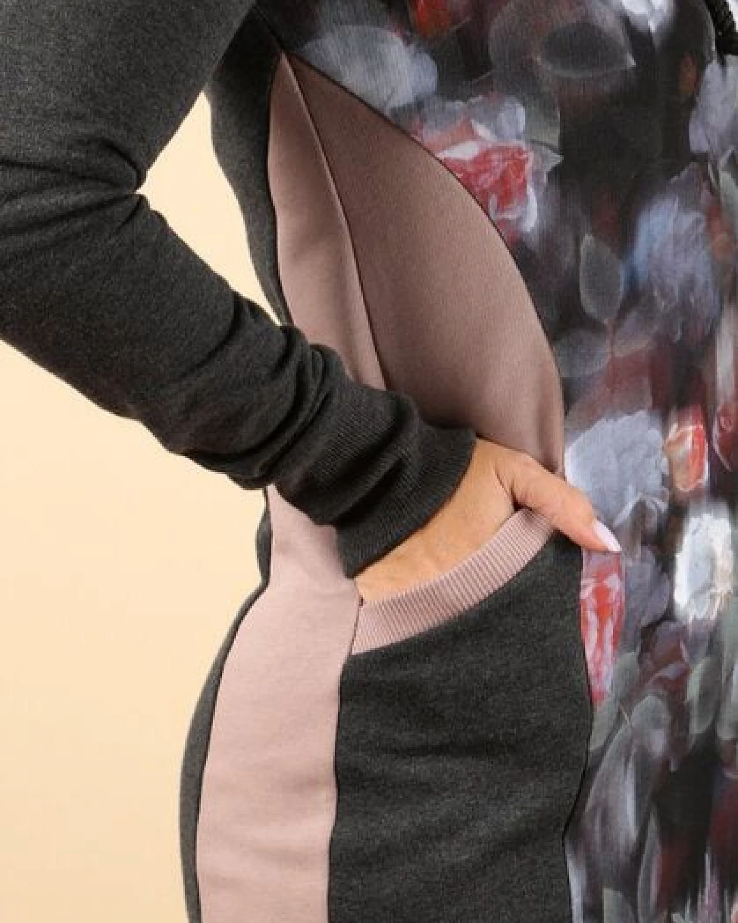 Die rote Zora Hoodiekleid mit Taschen – Ansicht 3