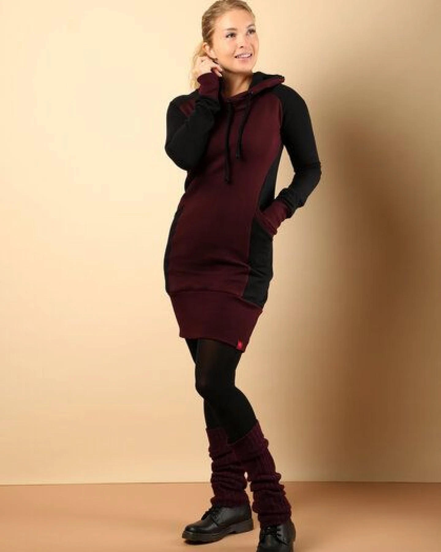 Die rote Zora Hoodiekleid mit Taschen – Ansicht 4