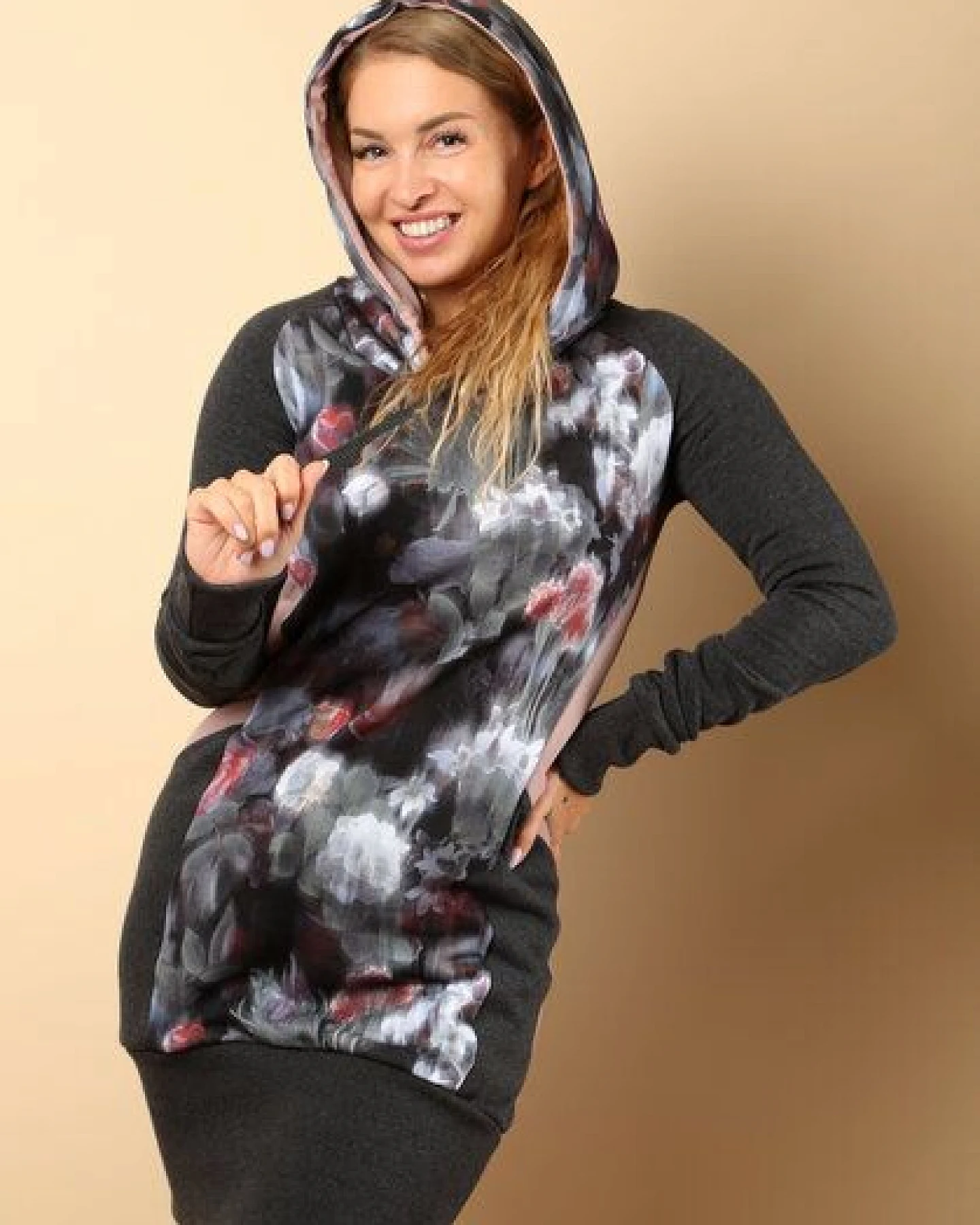 Die rote Zora Hoodiekleid mit Taschen – Ansicht 2