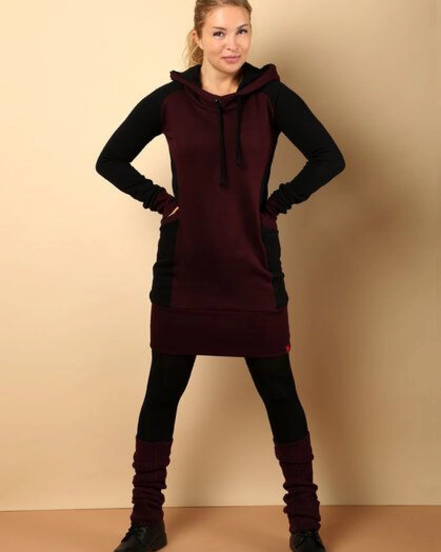 Die rote Zora Hoodiekleid mit Taschen – Ansicht 3
