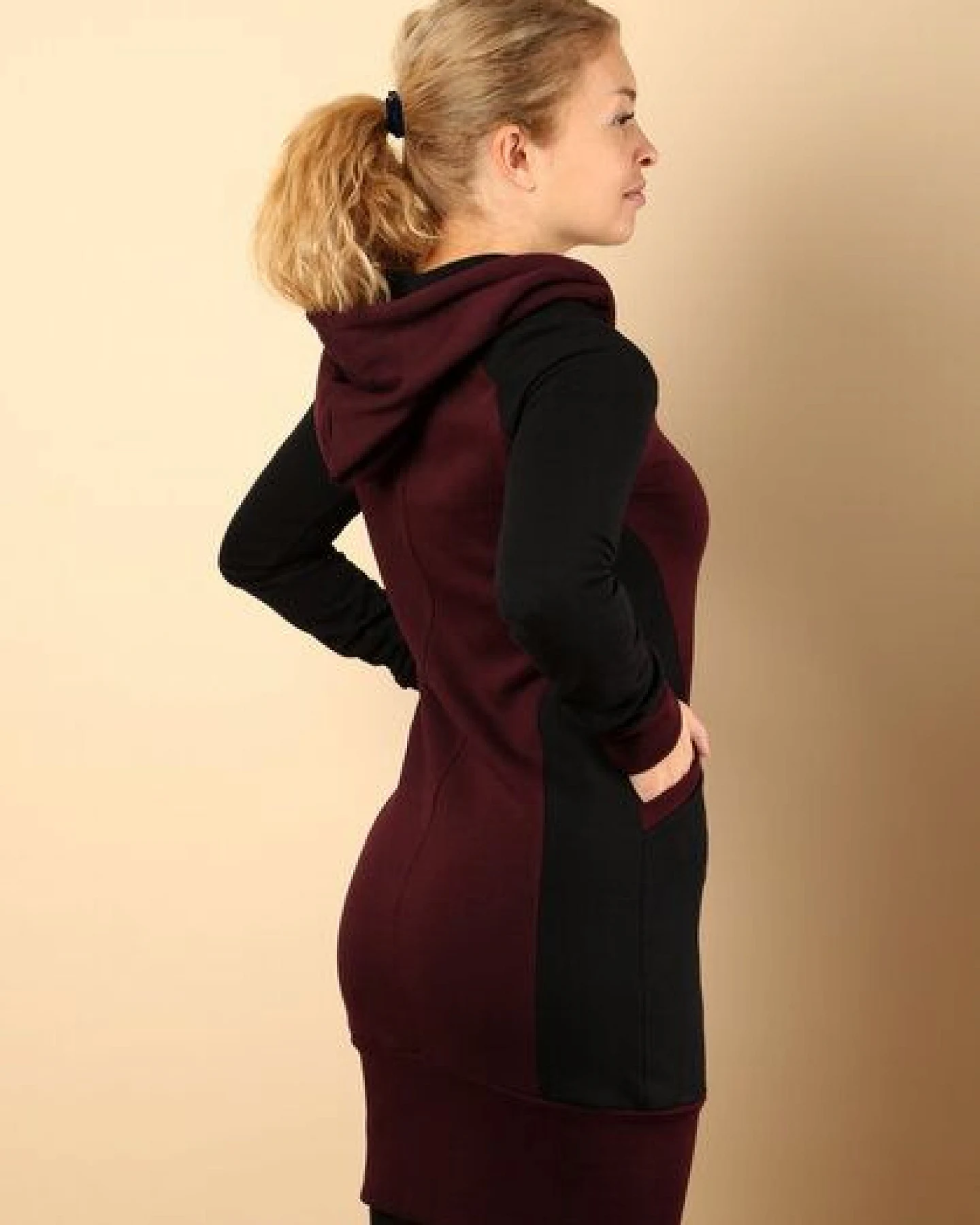 Die rote Zora Hoodiekleid mit Taschen – Ansicht 4