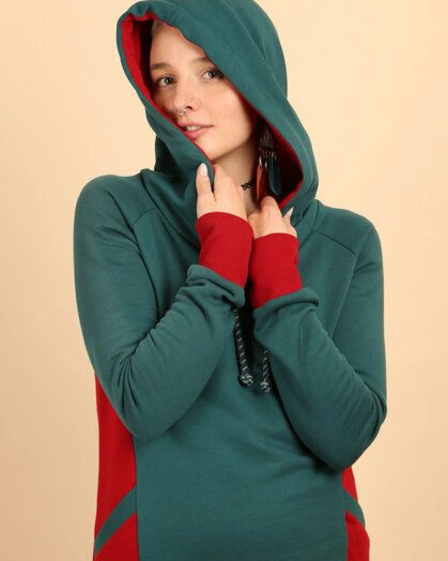 Die rote Zora Hoodiekleid mit Taschen – Ansicht 2