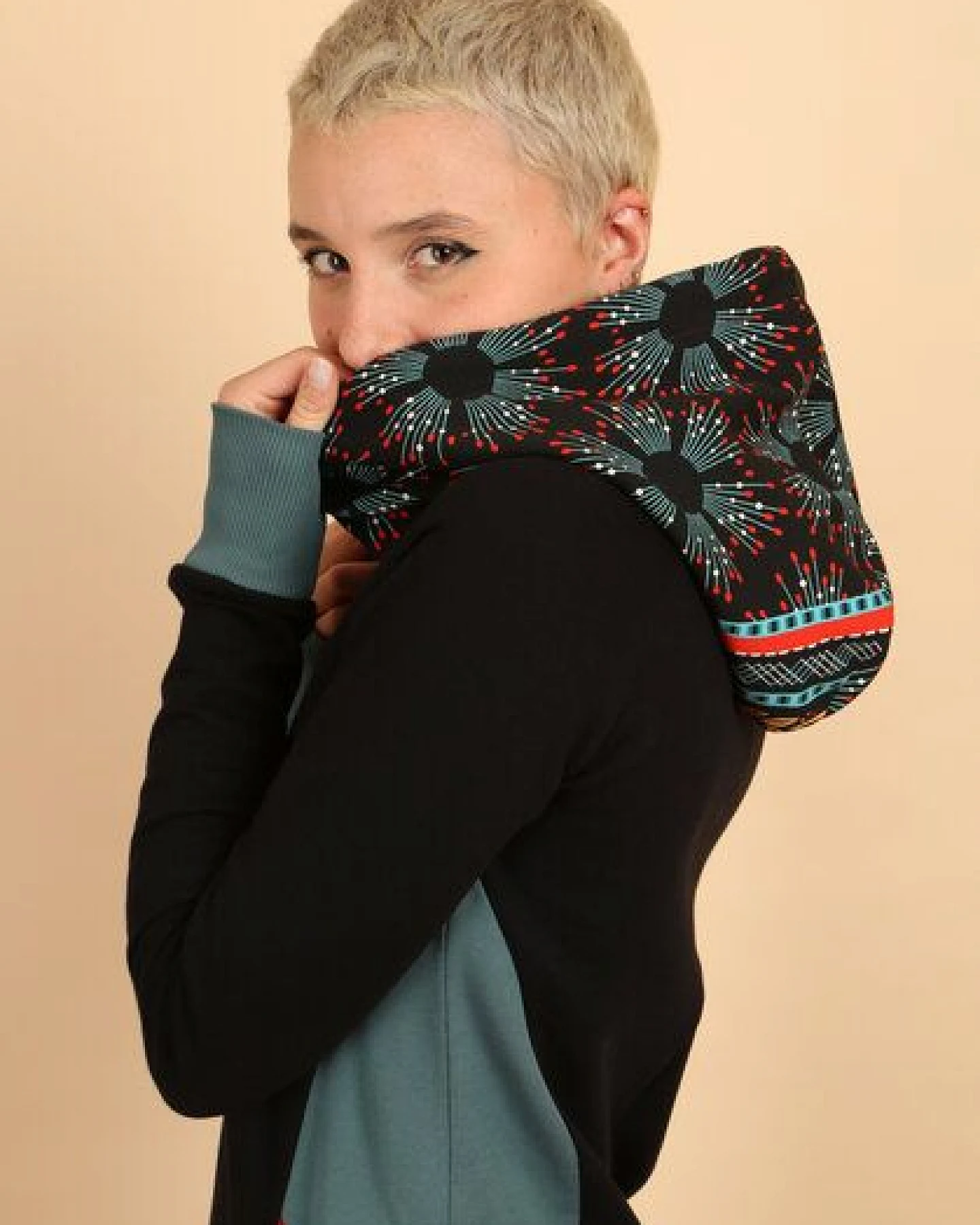 Die rote Zora Hoodiekleid mit Taschen – Ansicht 3