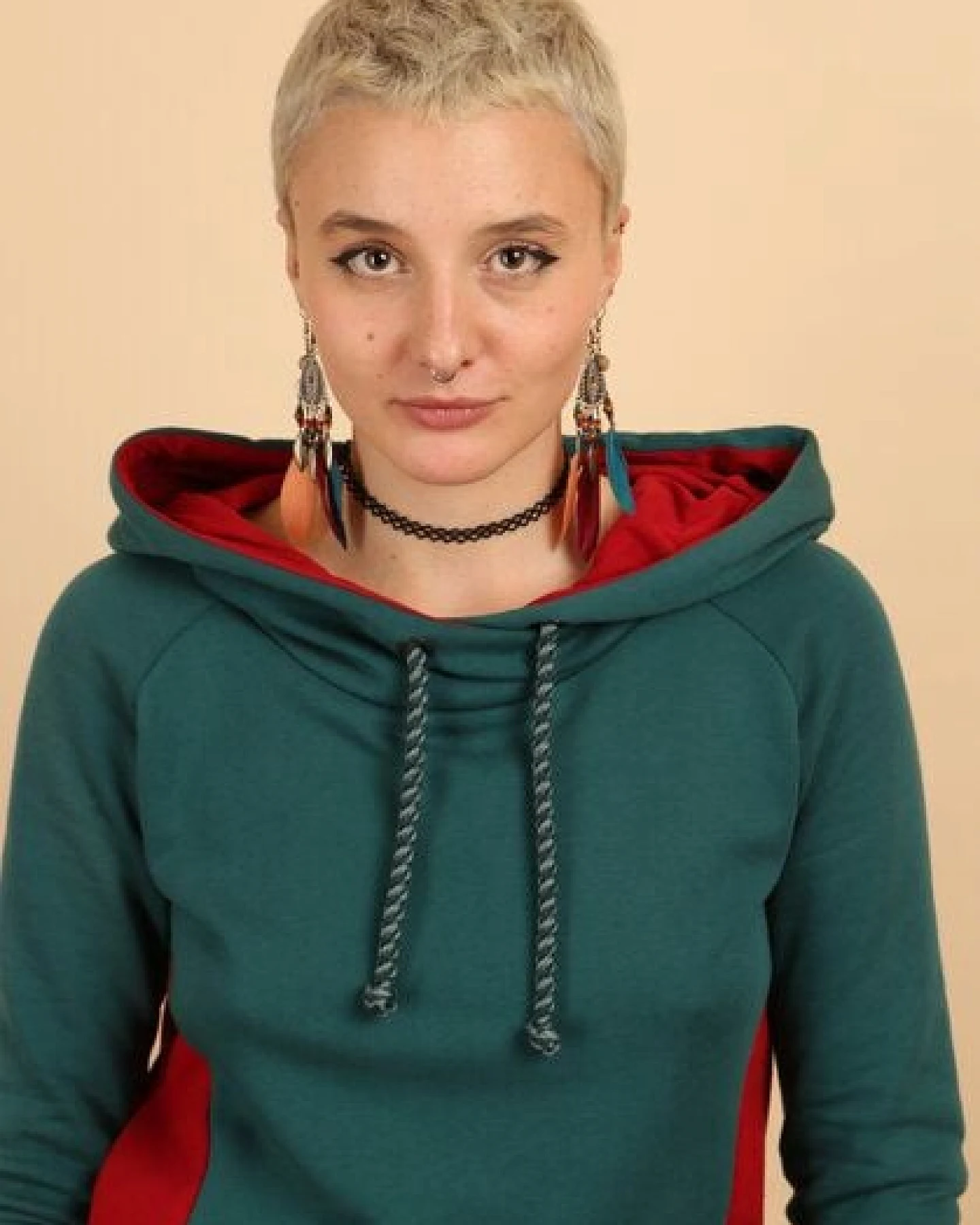 Die rote Zora Hoodiekleid mit Taschen – Ansicht 3