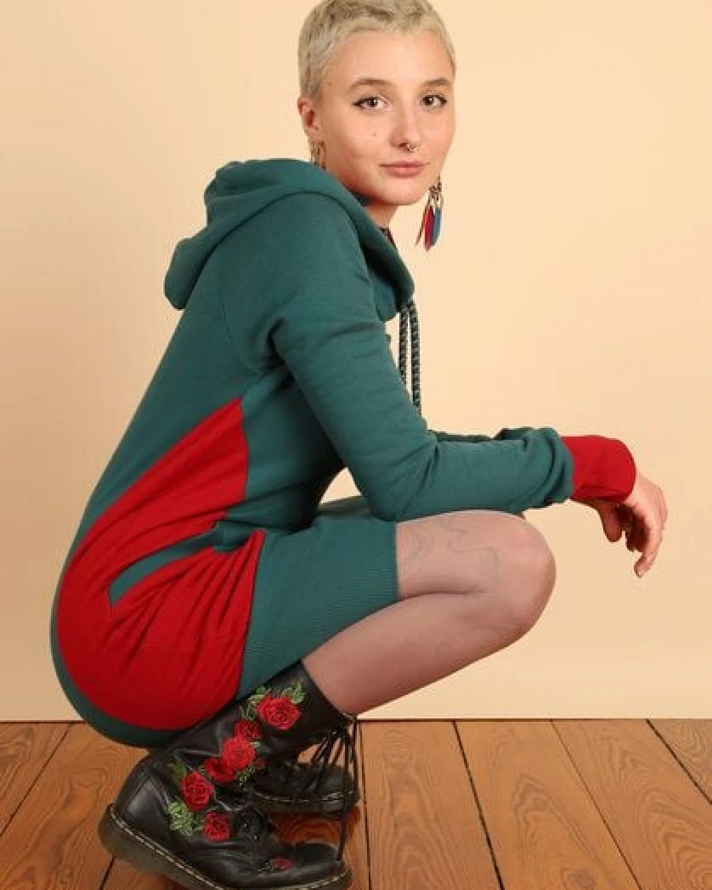 Die rote Zora Hoodiekleid mit Taschen – Ansicht 4