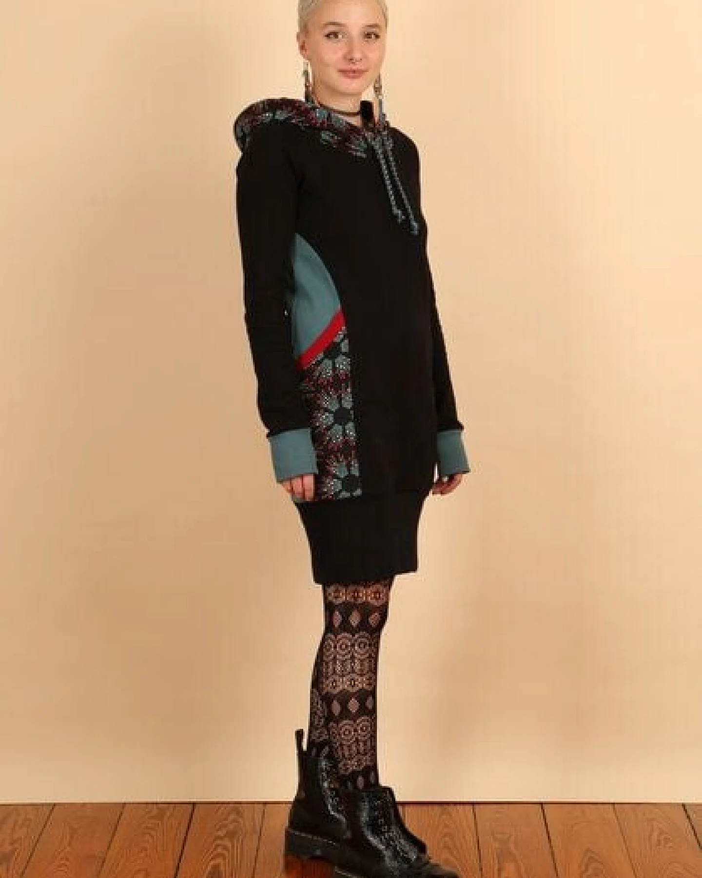 Die rote Zora Hoodiekleid mit Taschen – Ansicht 3