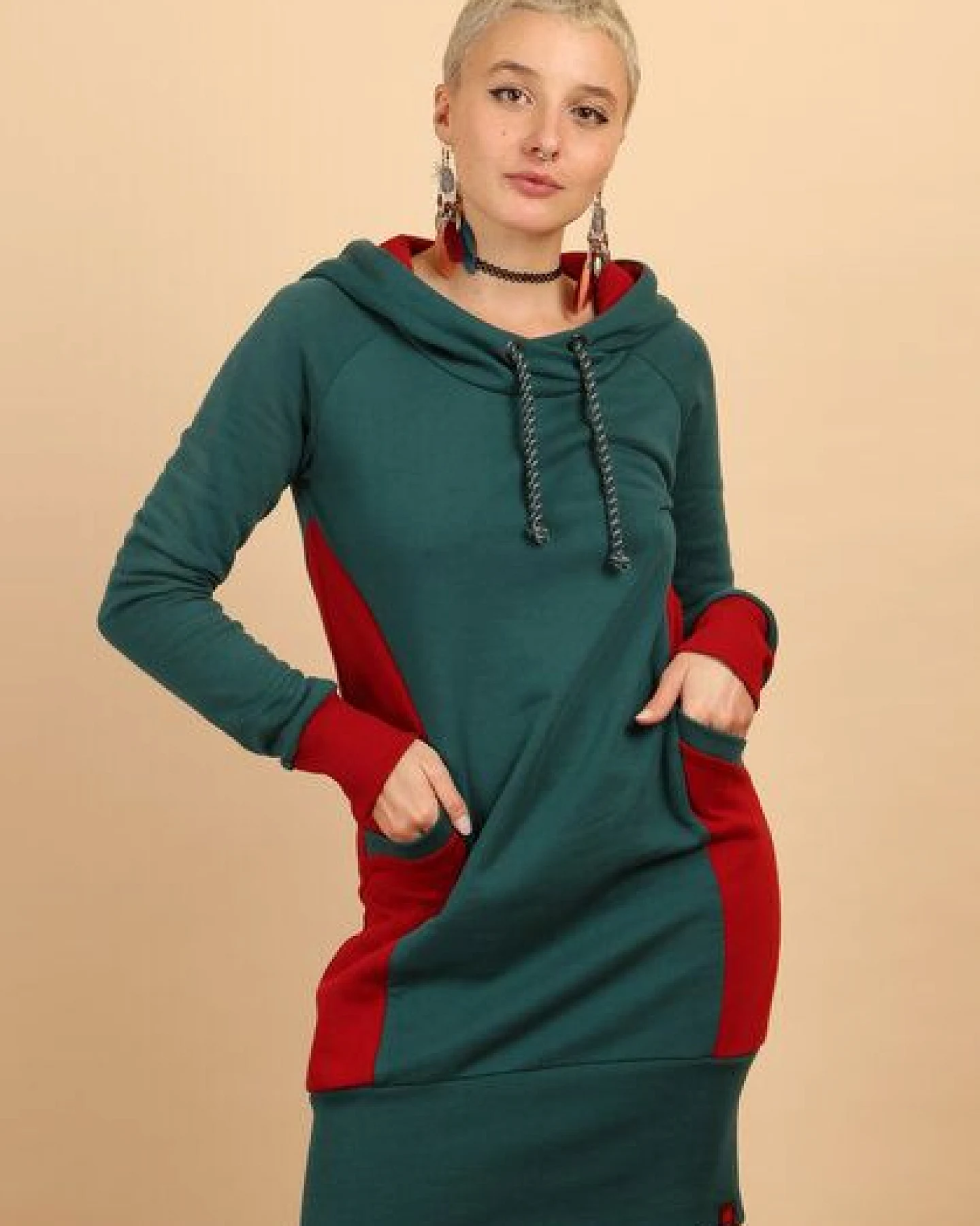 Die rote Zora Hoodiekleid mit Taschen – Ansicht 2