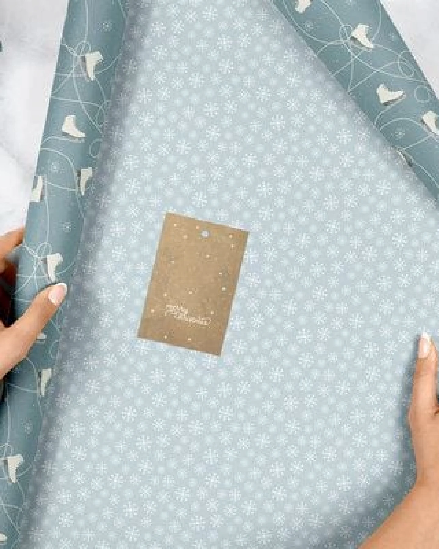 dabelino Geschenkpapier Set: Weihnachten "Schlittschuhe/ Schneeflocken blau weiß" – Ansicht 2