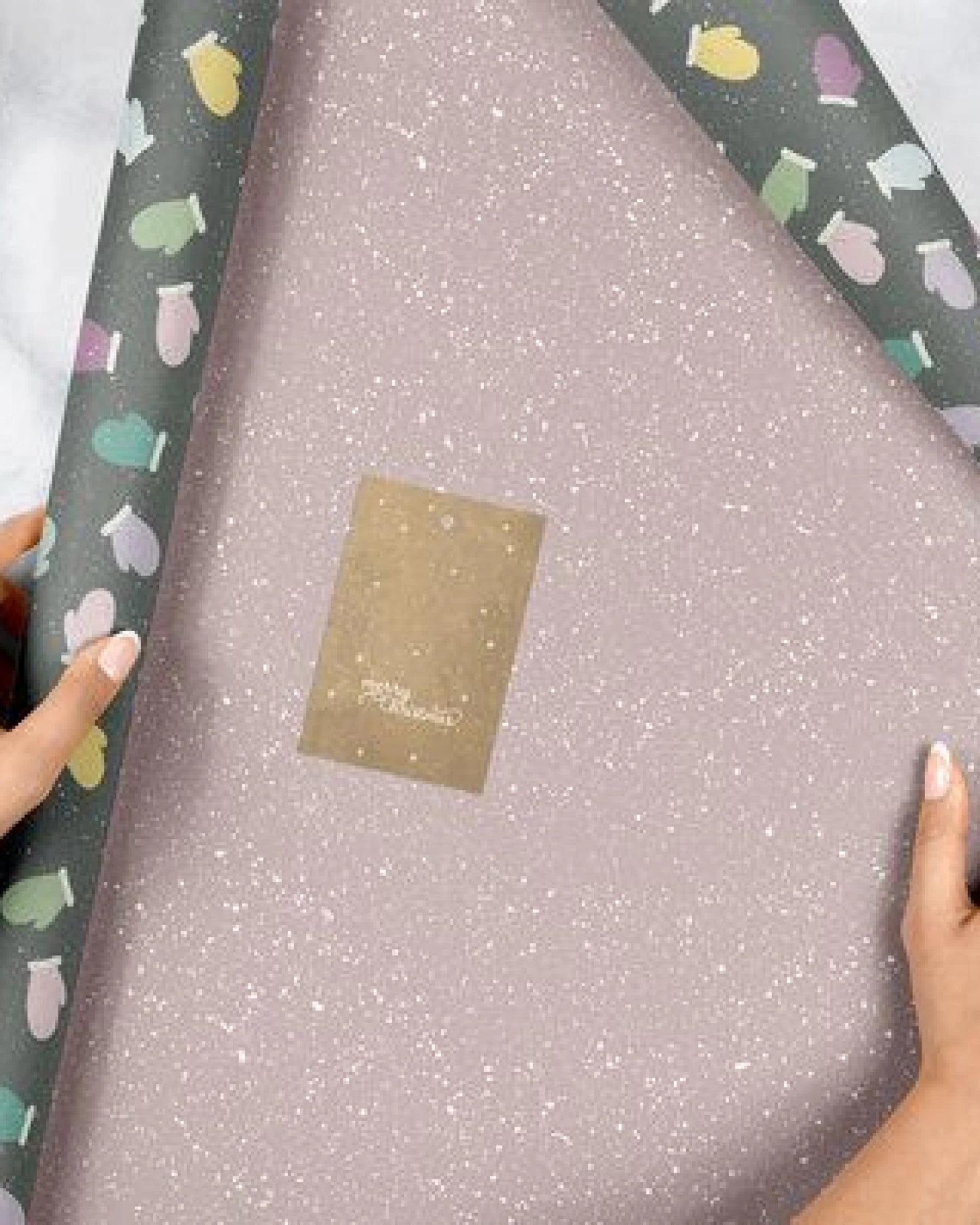 dabelino Geschenkpapier Set: Weihnachten "Handschuhe/ Pünktchen lila, schwarz-bunt" – Ansicht 2