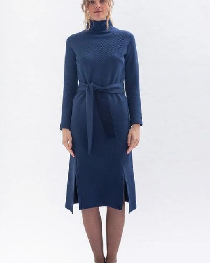 Studio Hertzberg Winterkleid SAA-RAA mit Stehkragen, doubleface Gürtel und Schlitzen aus Bio Baumwolle