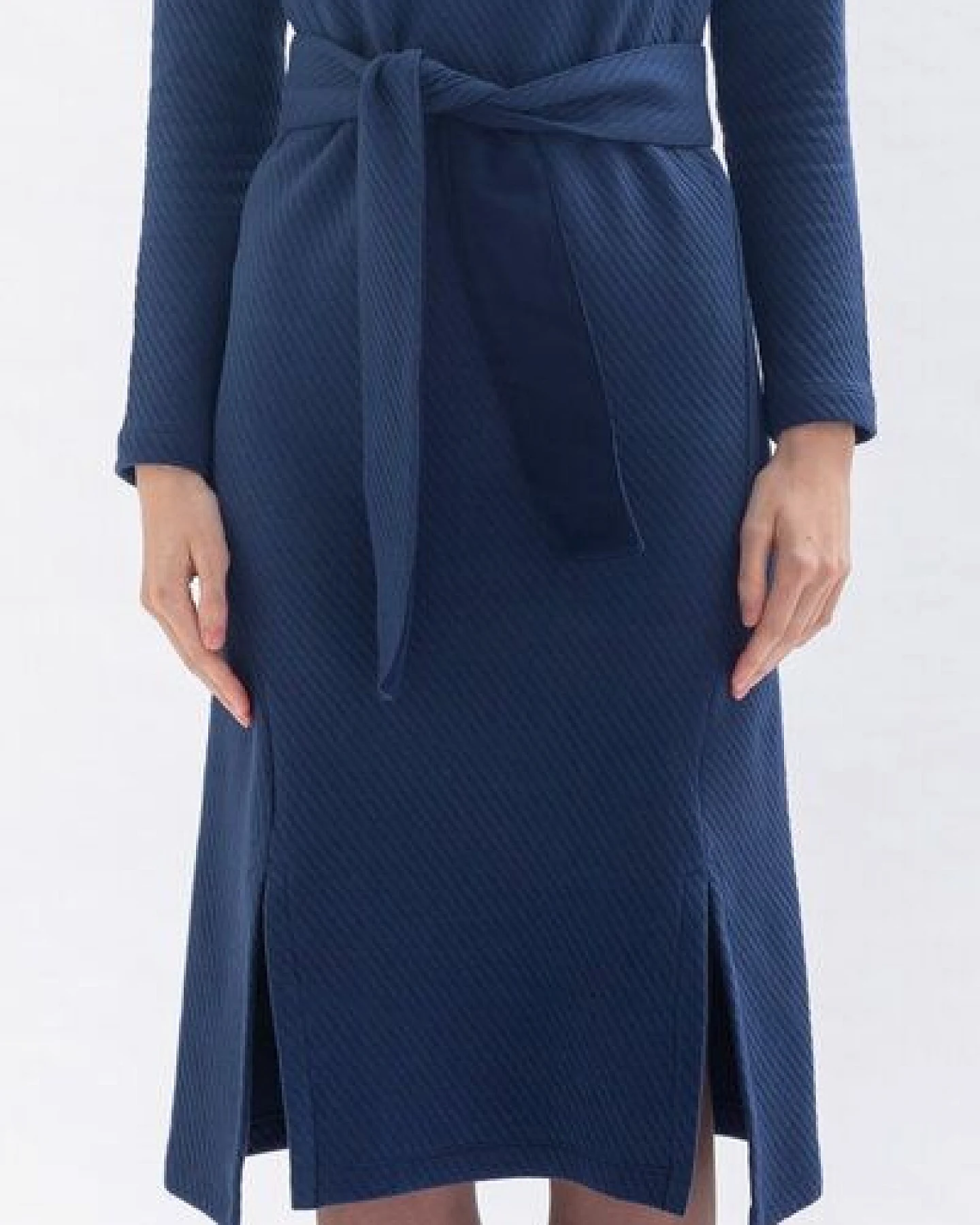Studio Hertzberg Winterkleid SAA-RAA mit Stehkragen, doubleface Gürtel und Schlitzen aus Bio Baumwolle – Ansicht 2
