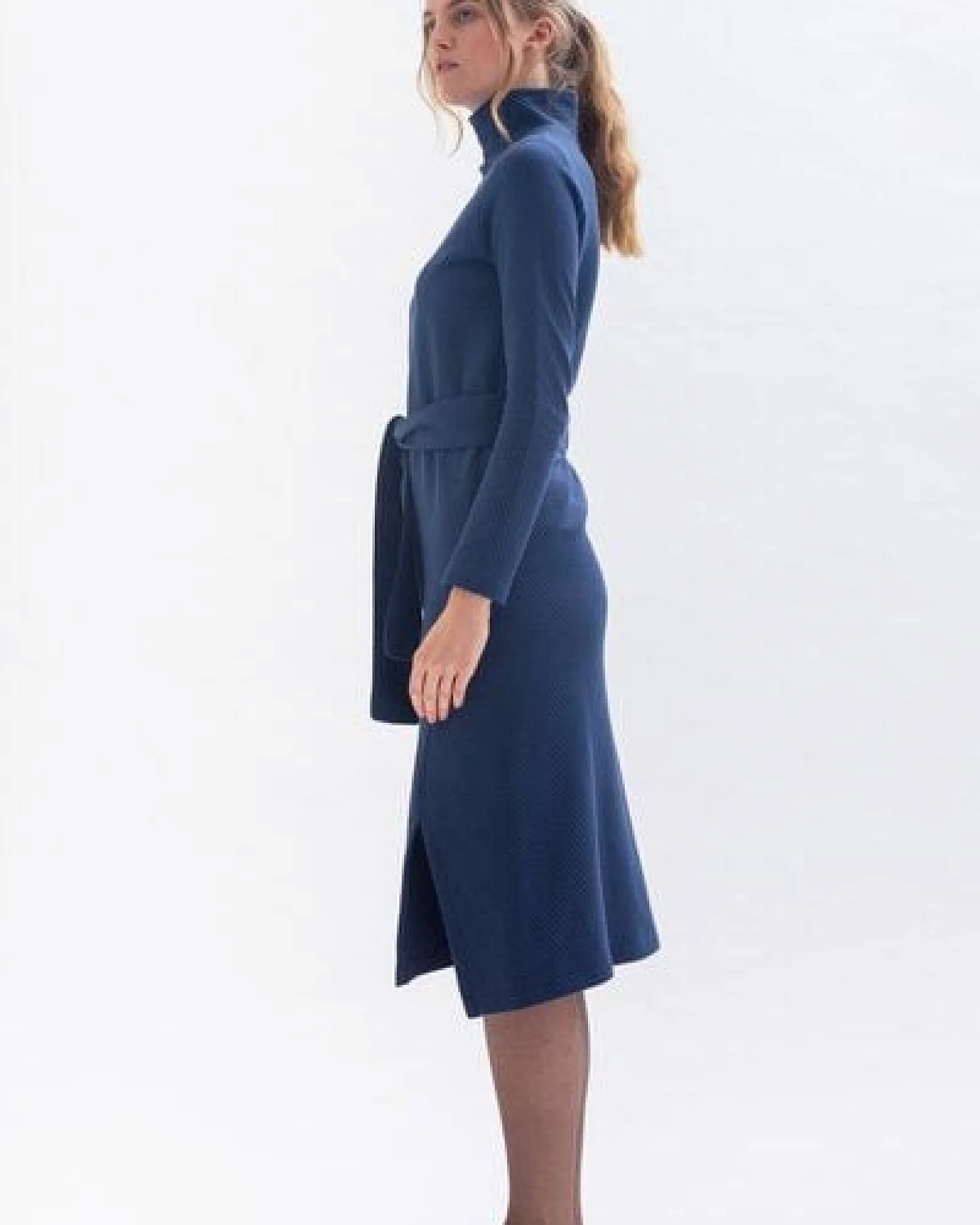 Studio Hertzberg Winterkleid SAA-RAA mit Stehkragen, doubleface Gürtel und Schlitzen aus Bio Baumwolle – Ansicht 4