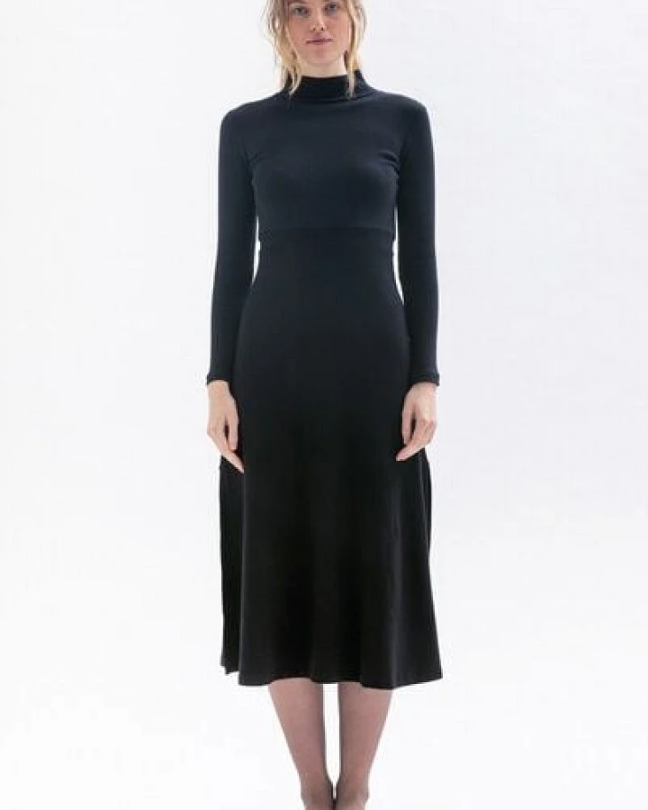 Studio Hertzberg Winterkleid CLE-OO mit Stehkragen und langen Schlitzen aus Bio Baumwolle