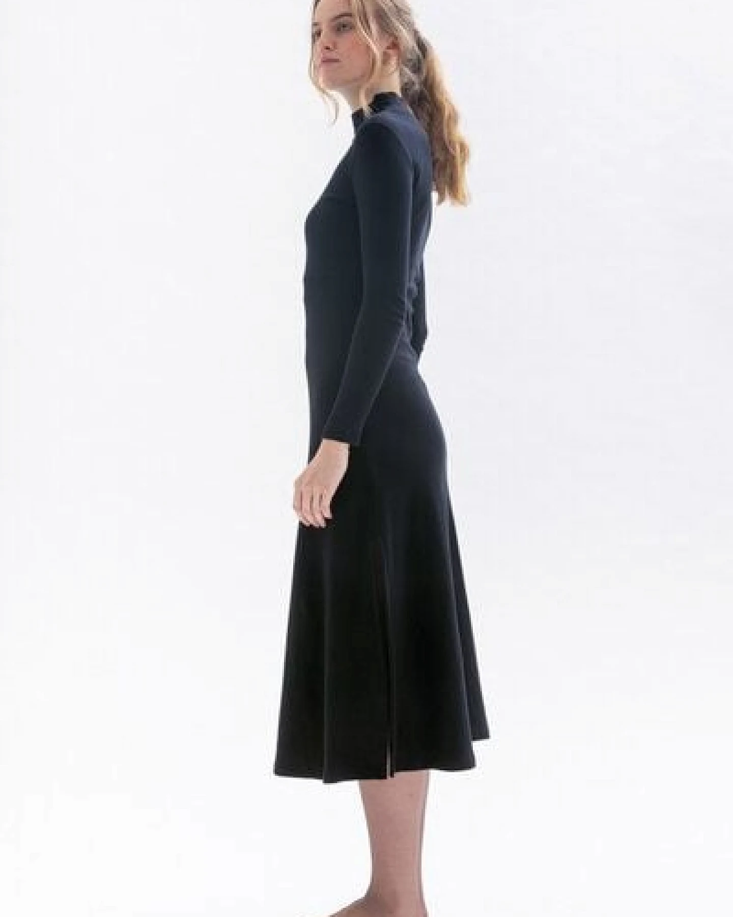 Studio Hertzberg Winterkleid CLE-OO mit Stehkragen und langen Schlitzen aus Bio Baumwolle – Ansicht 4