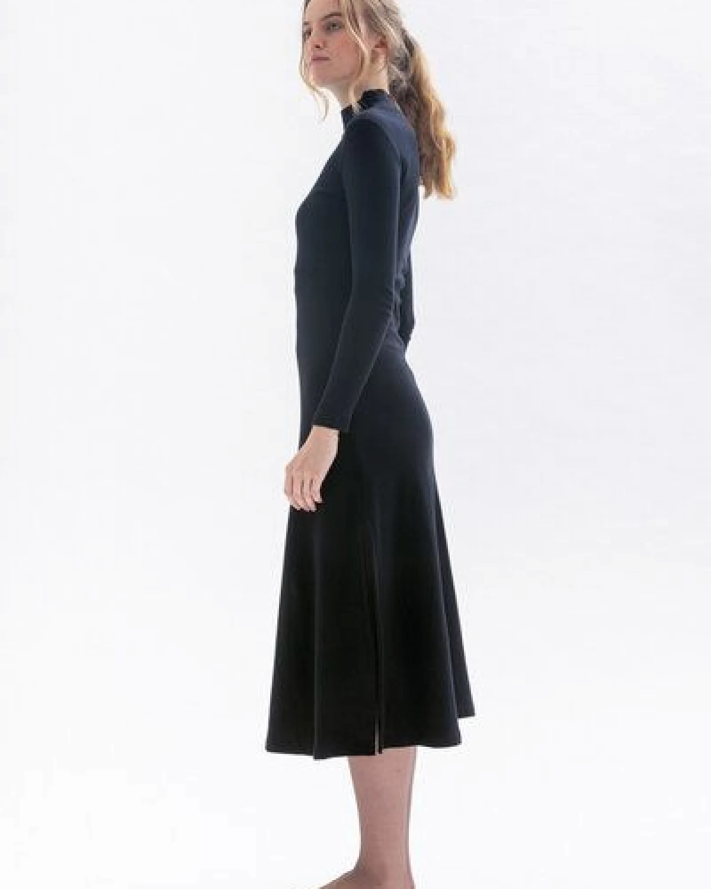 Studio Hertzberg Winterkleid CLE-OO mit Stehkragen und langen Schlitzen aus Bio Baumwolle – Ansicht 3