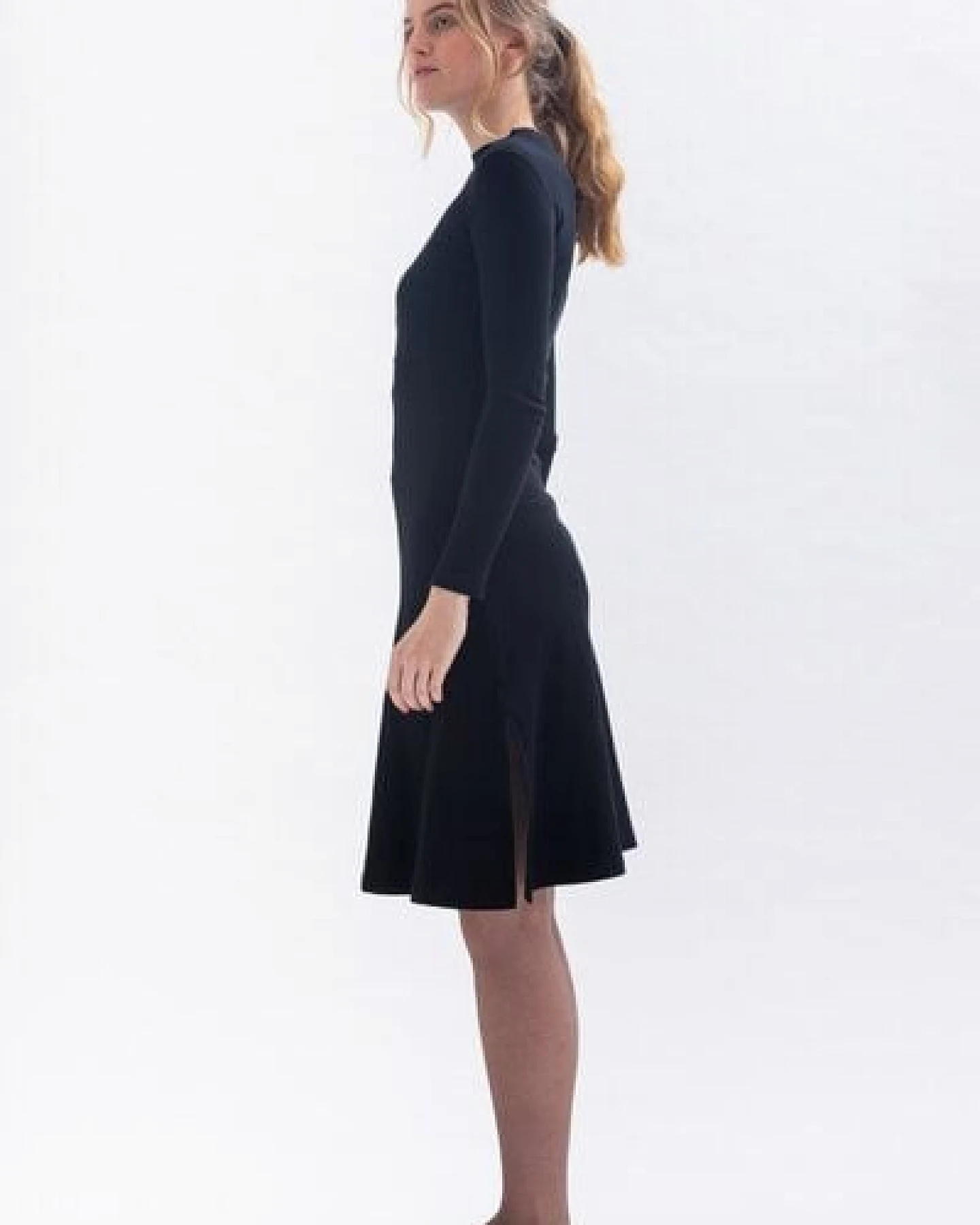 Studio Hertzberg Winterkleid JUU-DY mit kleinem Stehkragen und Schlitzen aus Bio Baumwolle – Ansicht 4