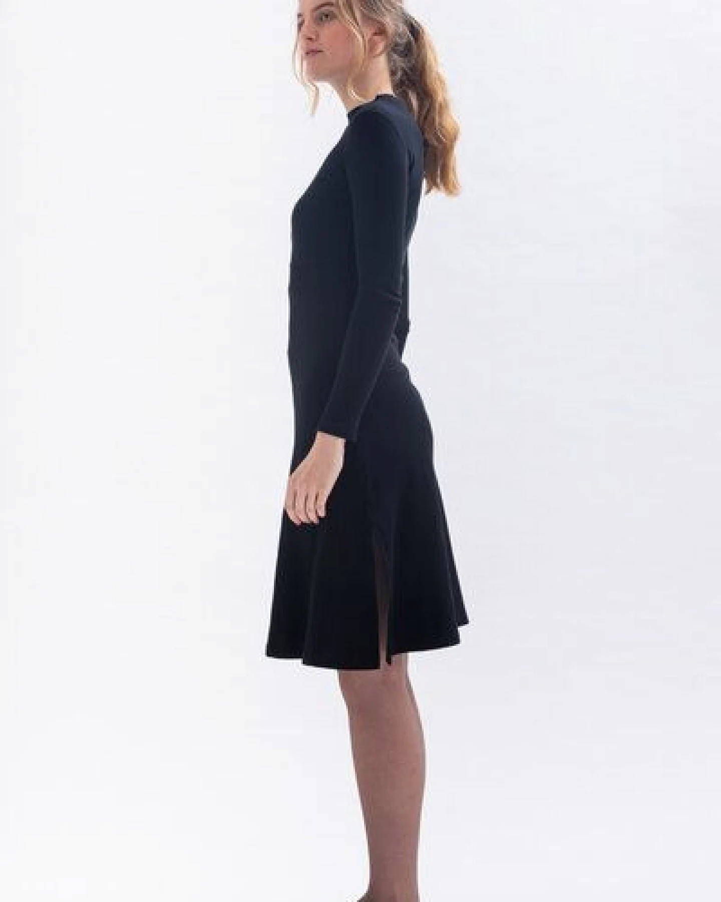 Studio Hertzberg Winterkleid JUU-DY mit kleinem Stehkragen und Schlitzen aus Bio Baumwolle – Ansicht 4