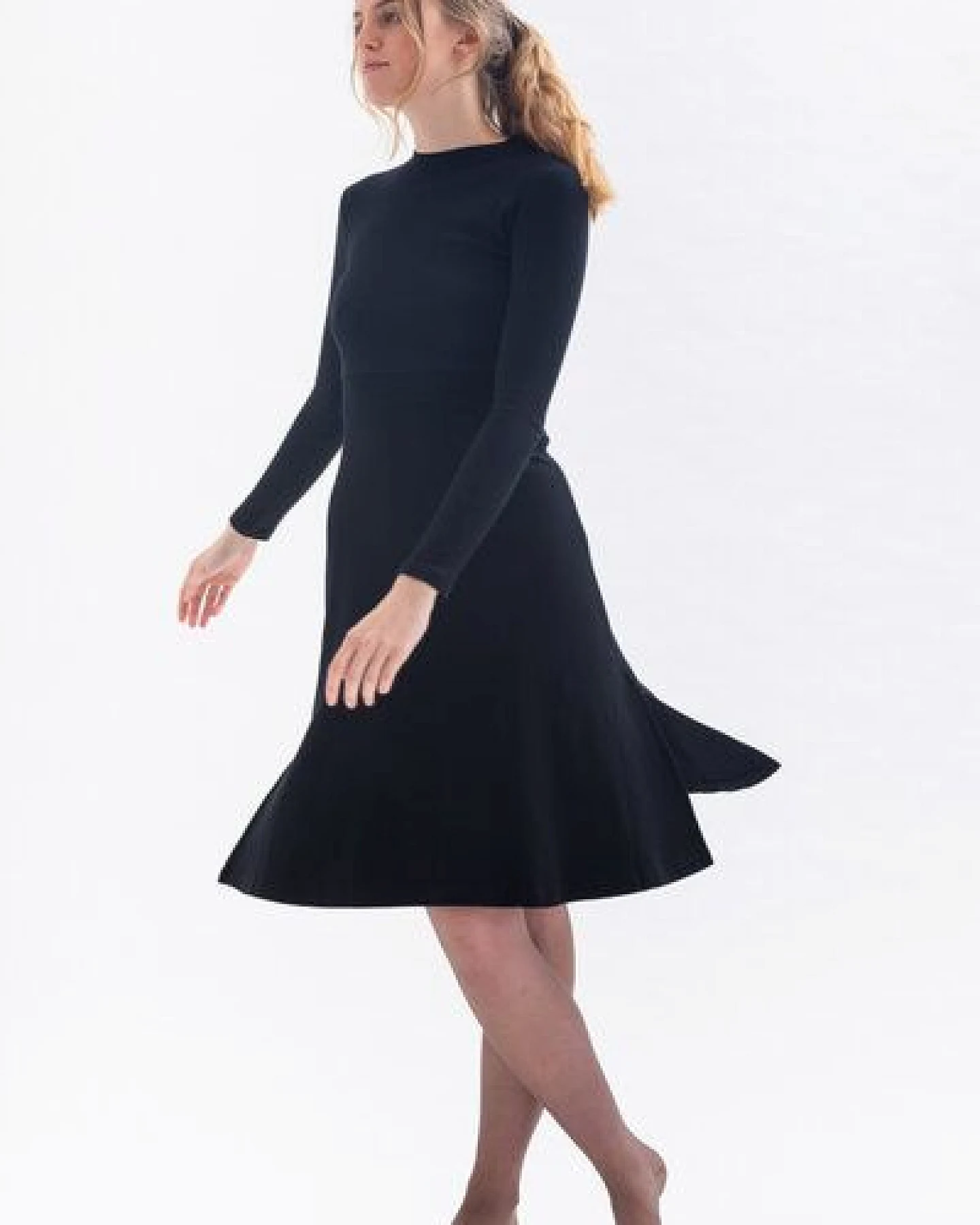 Studio Hertzberg Winterkleid JUU-DY mit kleinem Stehkragen und Schlitzen aus Bio Baumwolle – Ansicht 2