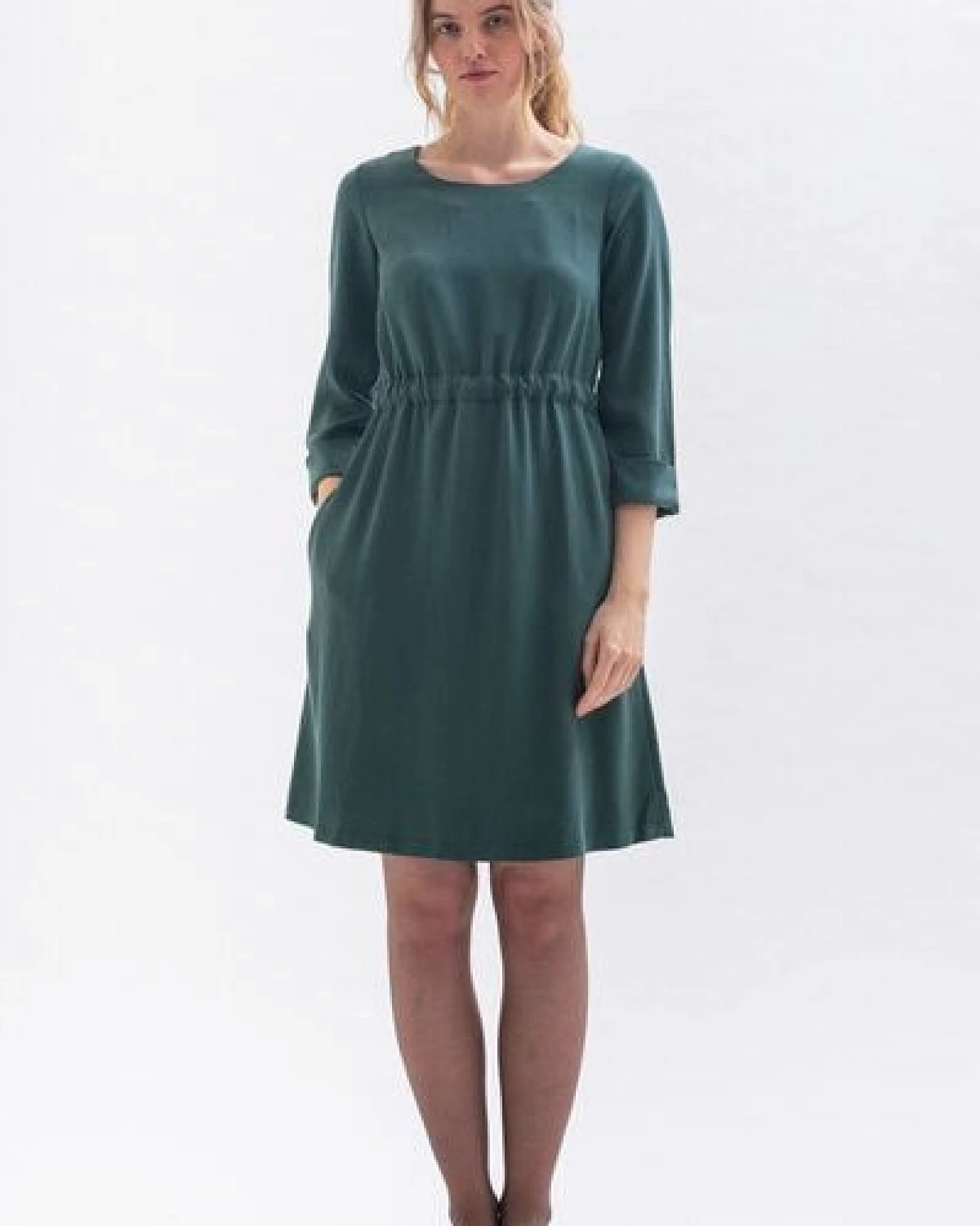 Studio Hertzberg Knielanges Kleid WAR-RISS mit schmalem Gürtel und Ärmelaufschlag aus Tencel – Ansicht 4
