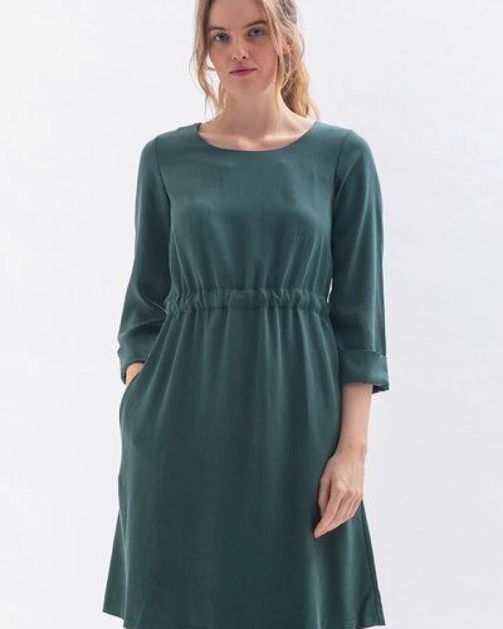 Studio Hertzberg Knielanges Kleid WAR-RISS mit schmalem Gürtel und Ärmelaufschlag aus Tencel