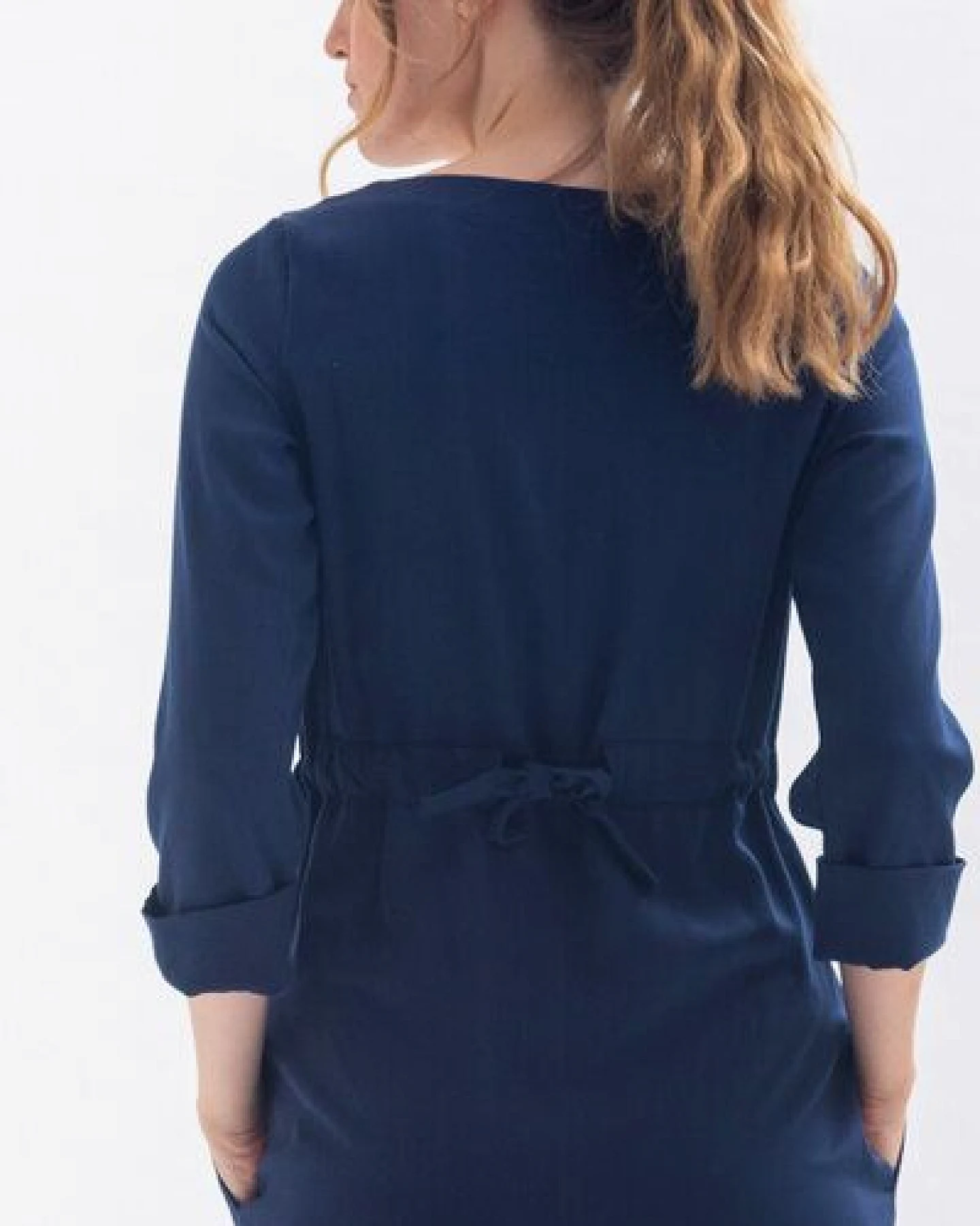 Studio Hertzberg Knielanges Kleid WAR-RISS mit schmalem Gürtel und Ärmelaufschlag aus Tencel – Ansicht 4