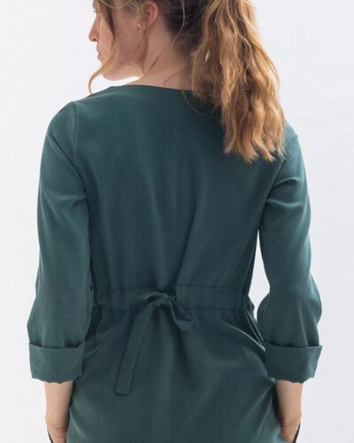 Studio Hertzberg Knielanges Kleid WAR-RISS mit schmalem Gürtel und Ärmelaufschlag aus Tencel – Ansicht 2