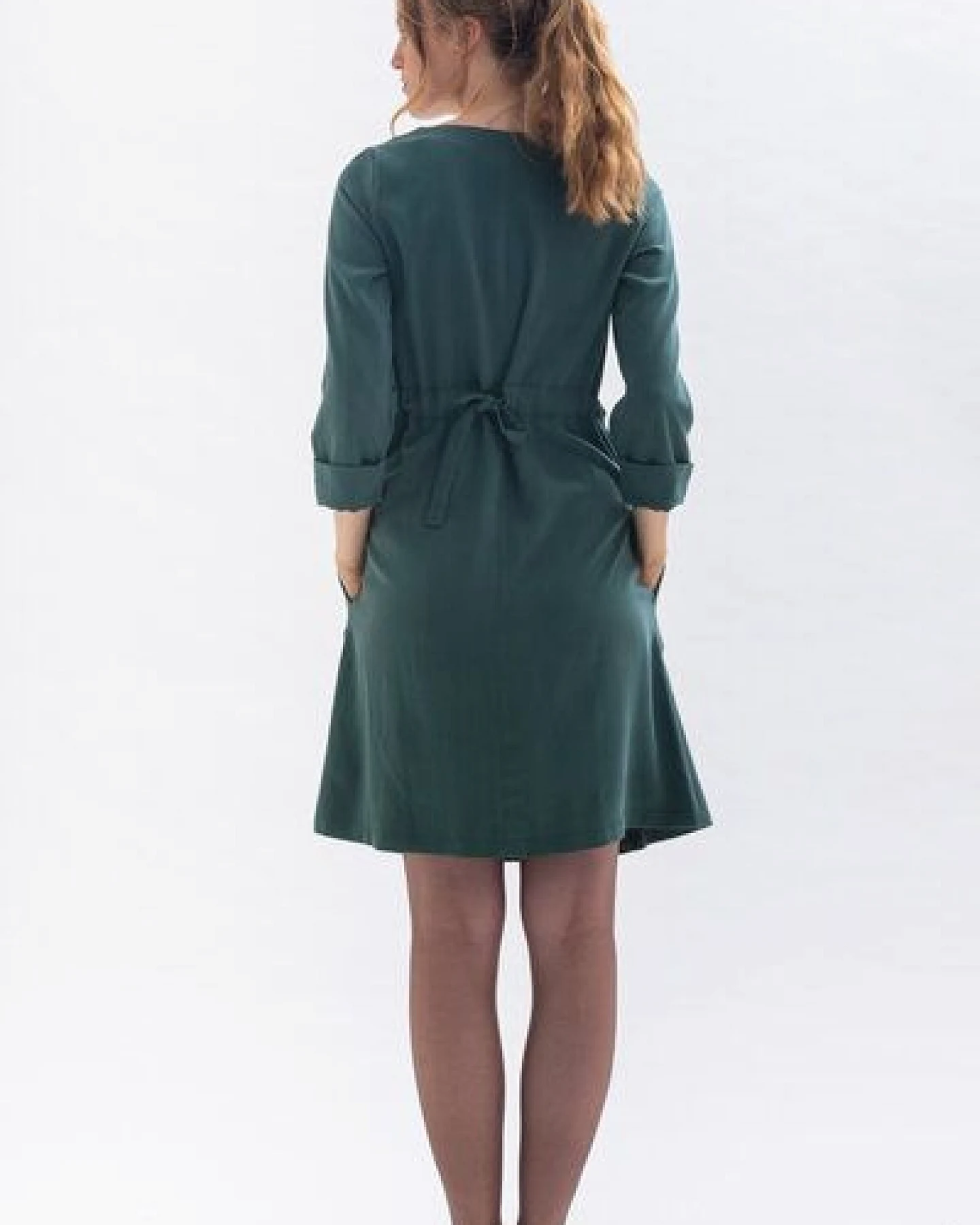 Studio Hertzberg Knielanges Kleid WAR-RISS mit schmalem Gürtel und Ärmelaufschlag aus Tencel – Ansicht 4