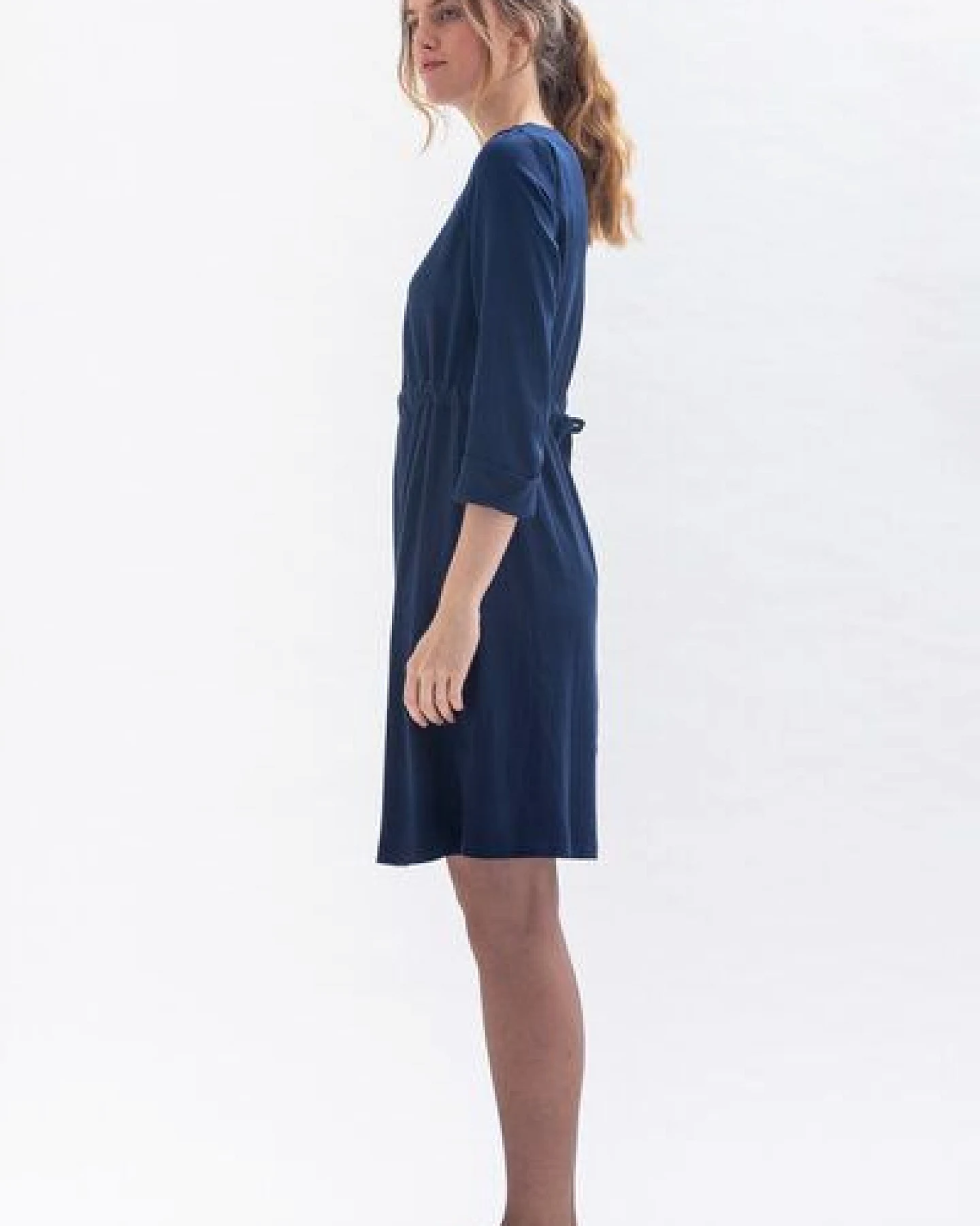 Studio Hertzberg Knielanges Kleid WAR-RISS mit schmalem Gürtel und Ärmelaufschlag aus Tencel – Ansicht 2