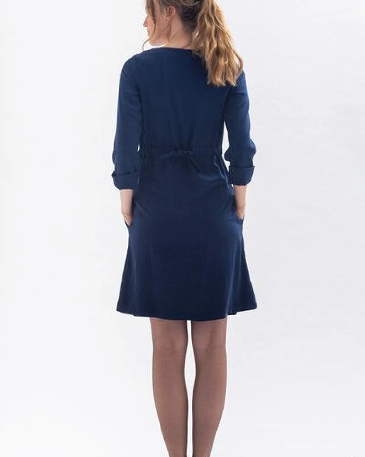 Studio Hertzberg Knielanges Kleid WAR-RISS mit schmalem Gürtel und Ärmelaufschlag aus Tencel – Ansicht 3