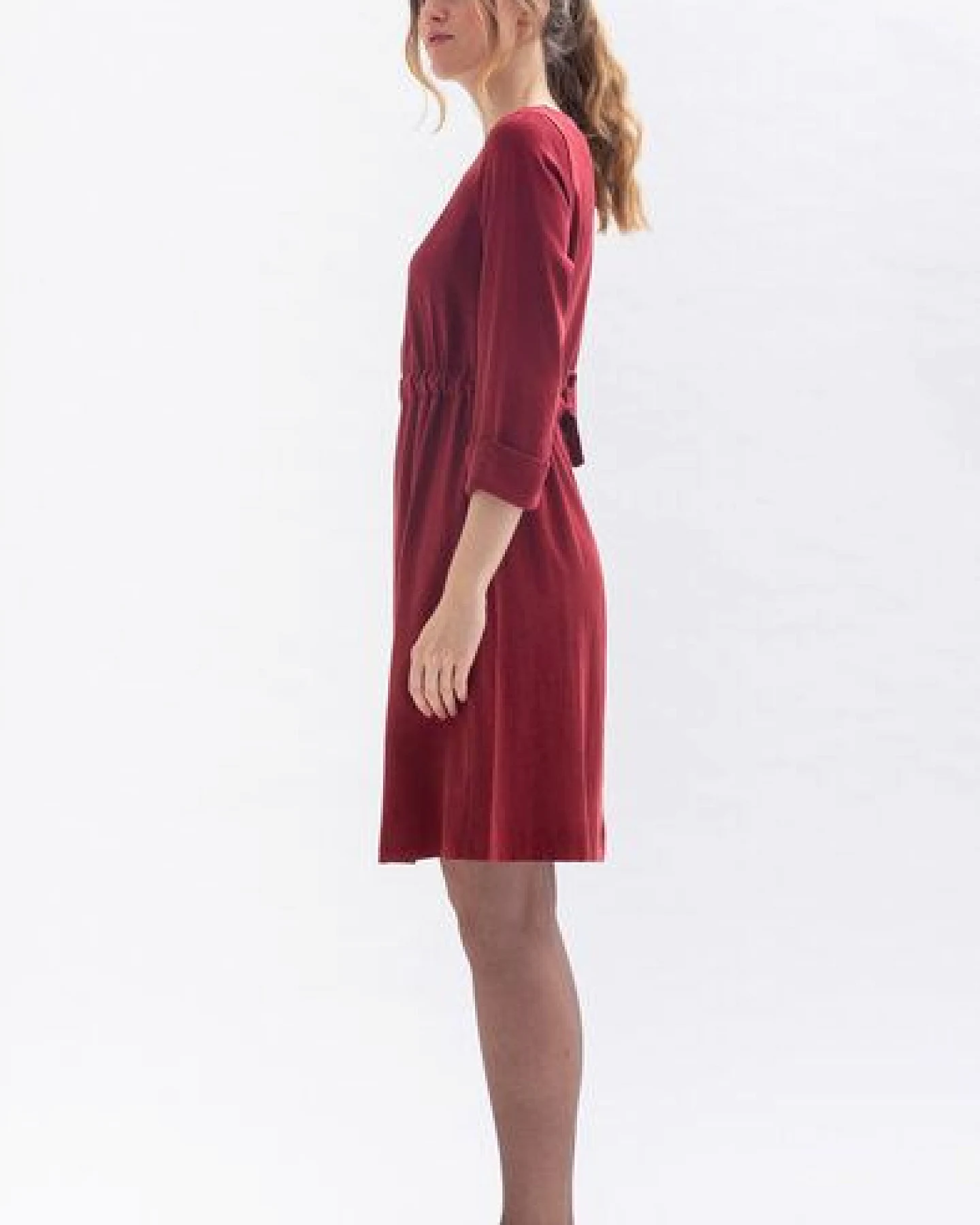 Studio Hertzberg Knielanges Kleid WAR-RISS mit schmalem Gürtel und Ärmelaufschlag aus Tencel – Ansicht 2