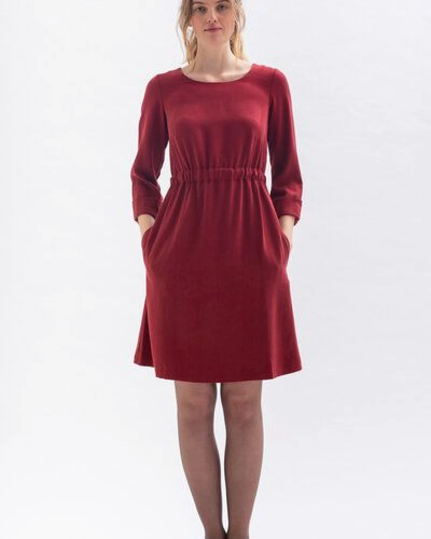 Studio Hertzberg Knielanges Kleid WAR-RISS mit schmalem Gürtel und Ärmelaufschlag aus Tencel – Ansicht 3