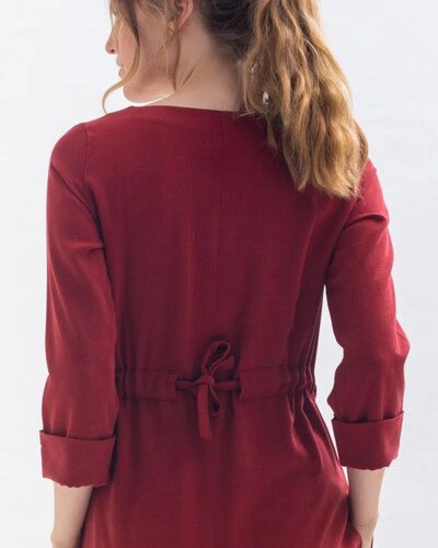 Studio Hertzberg Knielanges Kleid WAR-RISS mit schmalem Gürtel und Ärmelaufschlag aus Tencel – Ansicht 3