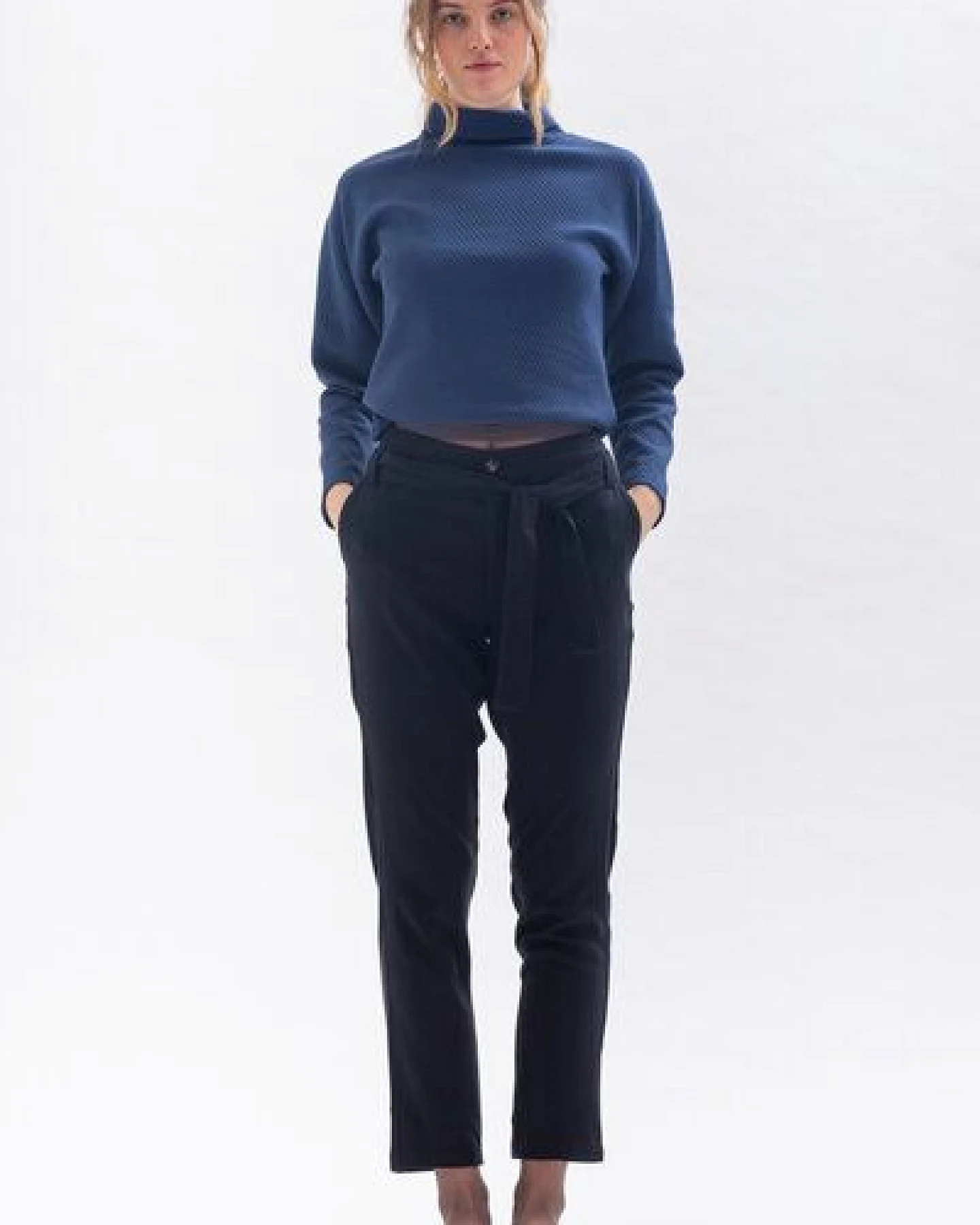 Studio Hertzberg Hose MA-RISAA mit Gürtel und elastischem Rückenbund aus Tencel in blau und schwarz – Ansicht 2