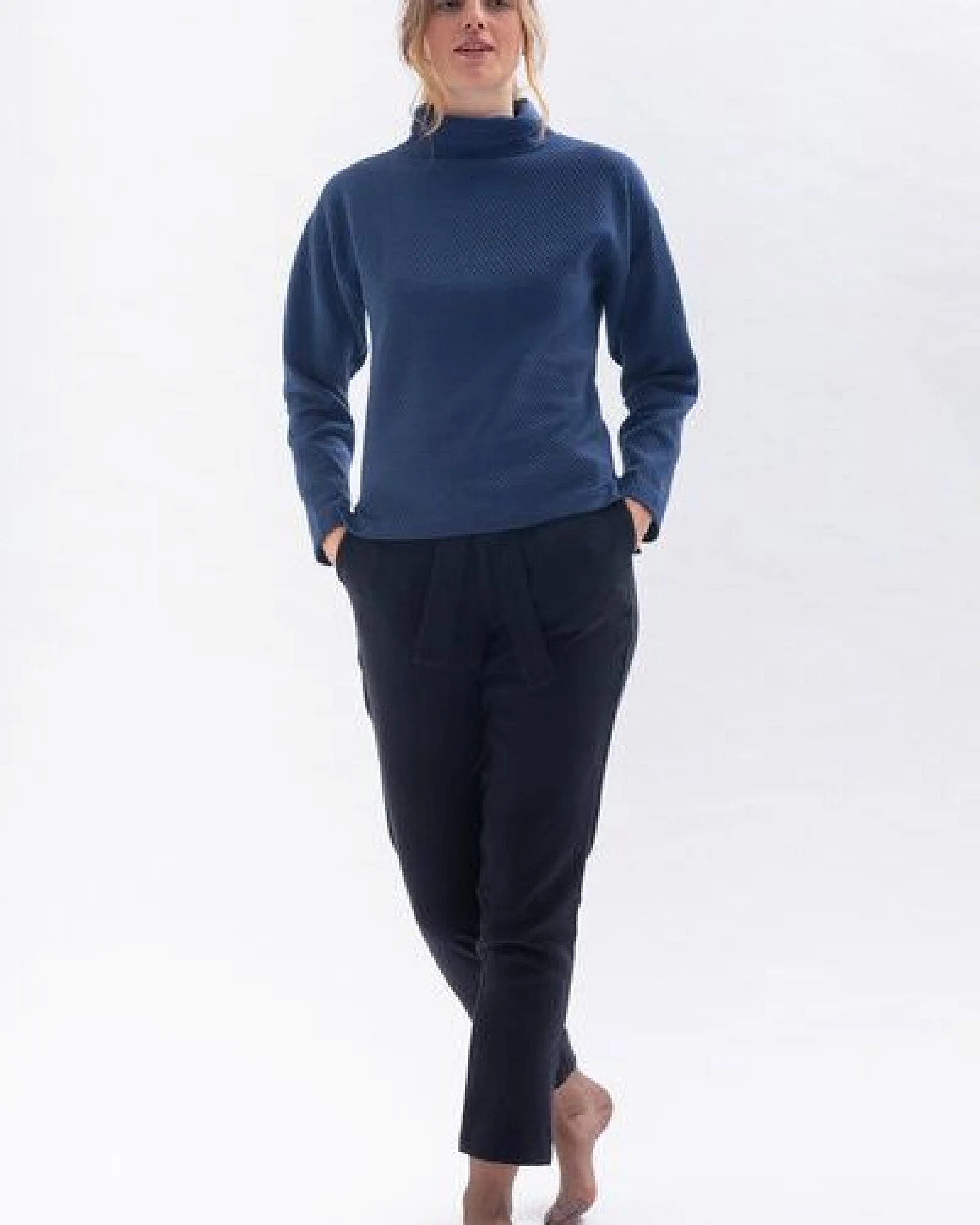 Studio Hertzberg Hose MA-RISAA mit Gürtel und elastischem Rückenbund aus Tencel in blau und schwarz – Ansicht 4