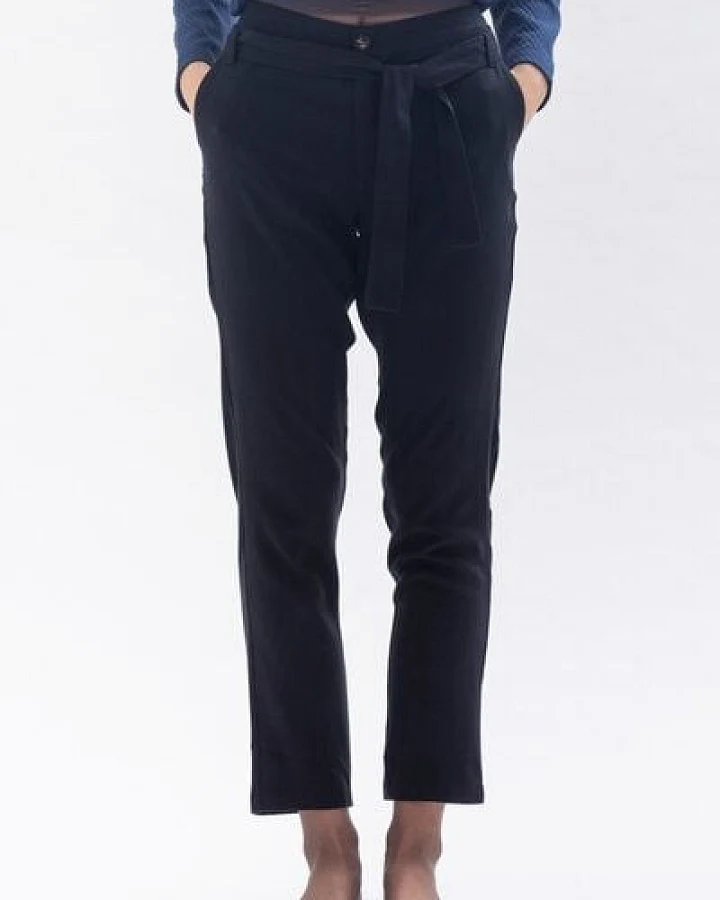 Studio Hertzberg Hose MA-RISAA mit Gürtel und elastischem Rückenbund aus Tencel in blau und schwarz