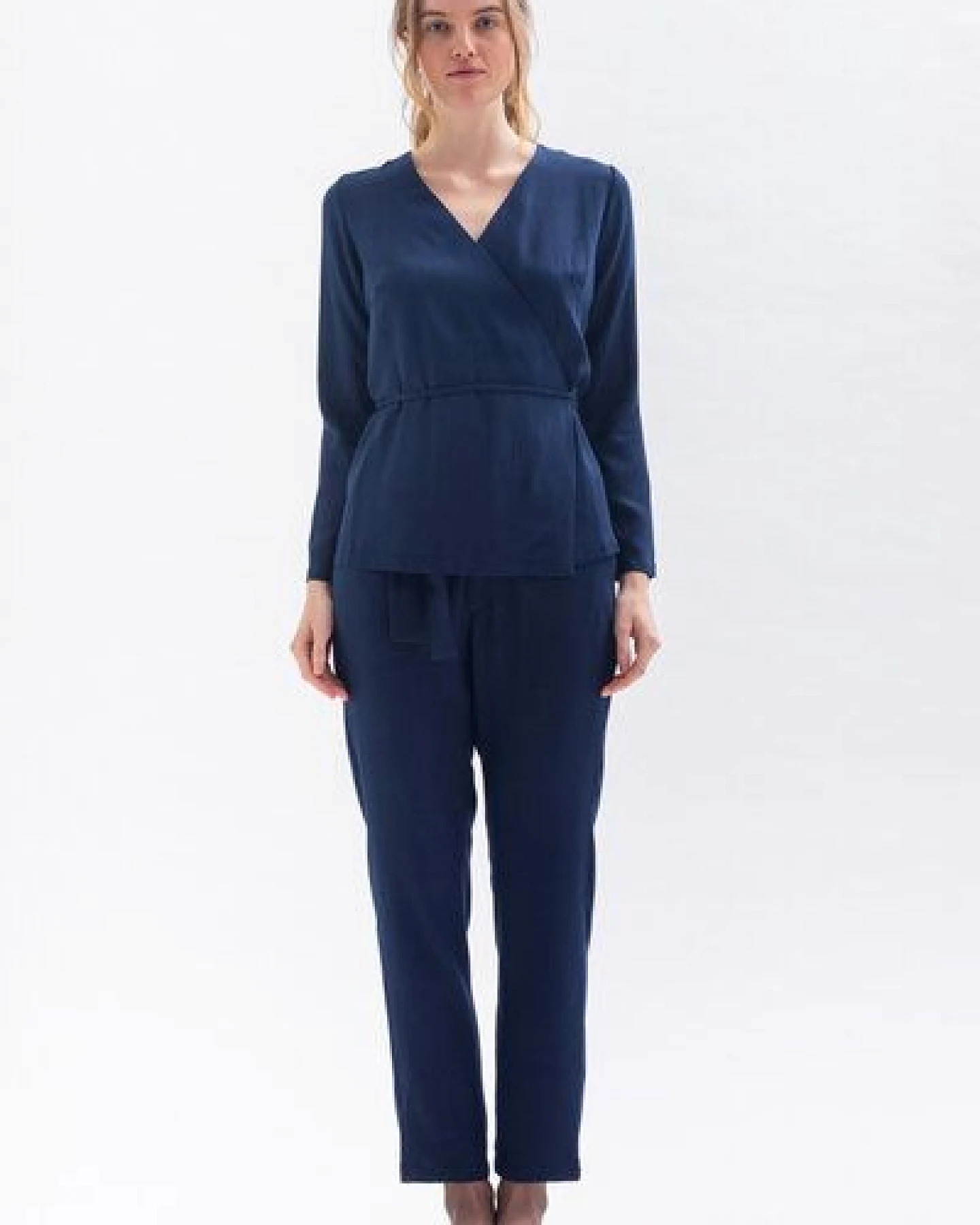 Studio Hertzberg Hose MA-RISAA mit Gürtel und elastischem Rückenbund aus Tencel in blau und schwarz – Ansicht 2