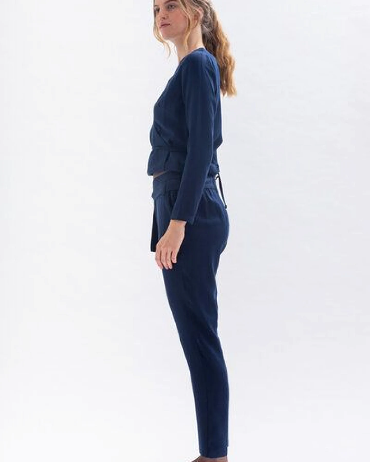 Studio Hertzberg Hose MA-RISAA mit Gürtel und elastischem Rückenbund aus Tencel in blau und schwarz – Ansicht 3