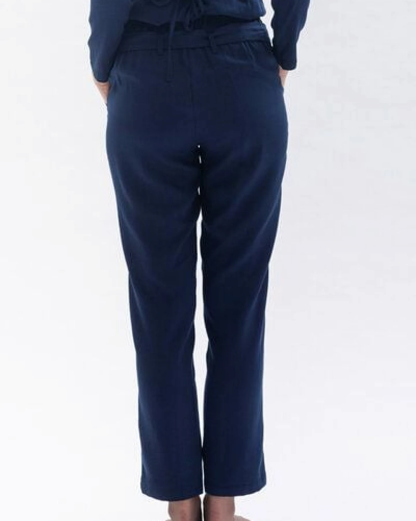 Studio Hertzberg Hose MA-RISAA mit Gürtel und elastischem Rückenbund aus Tencel in blau und schwarz – Ansicht 4