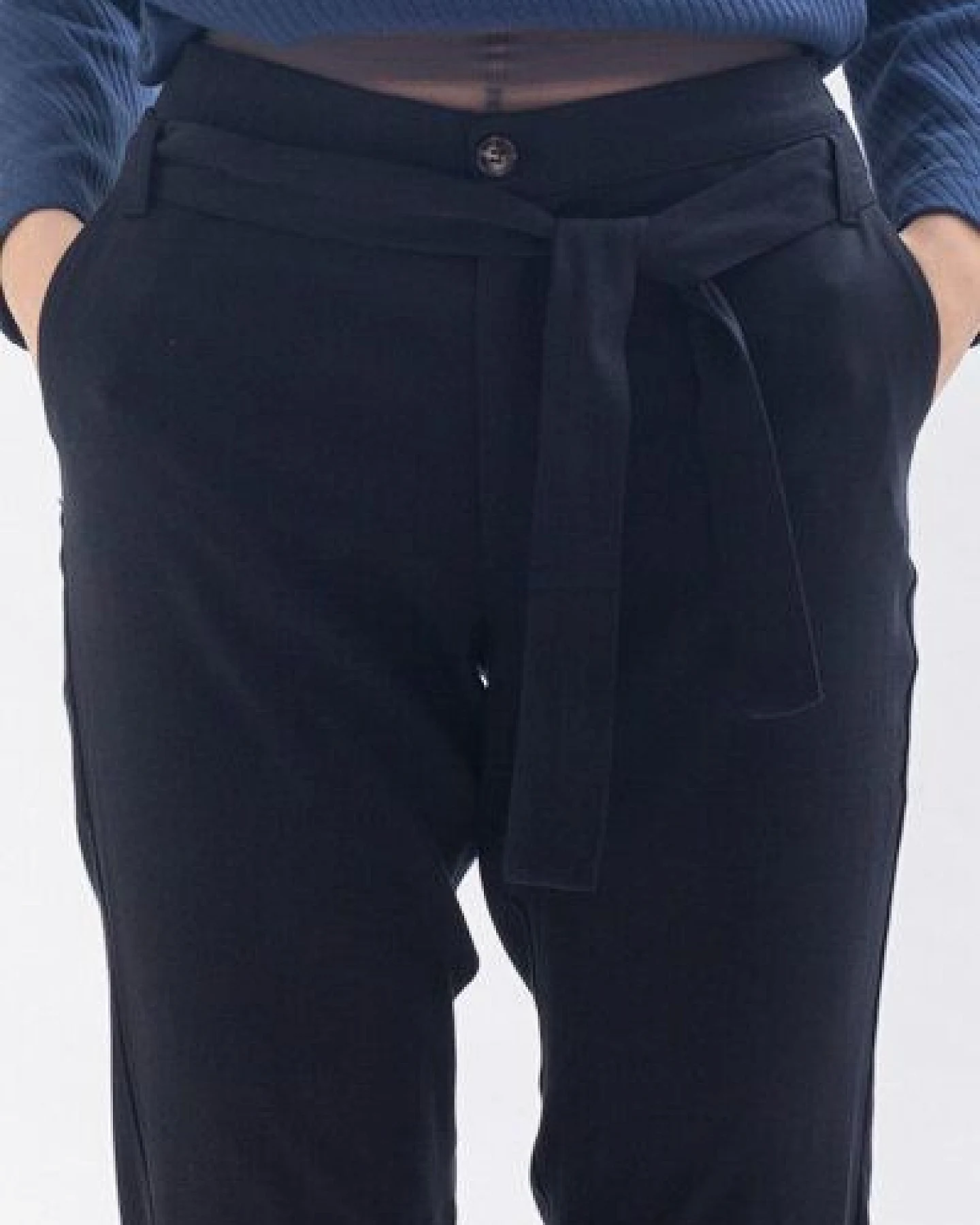 Studio Hertzberg Hose MA-RISAA mit Gürtel und elastischem Rückenbund aus Tencel in blau und schwarz – Ansicht 2