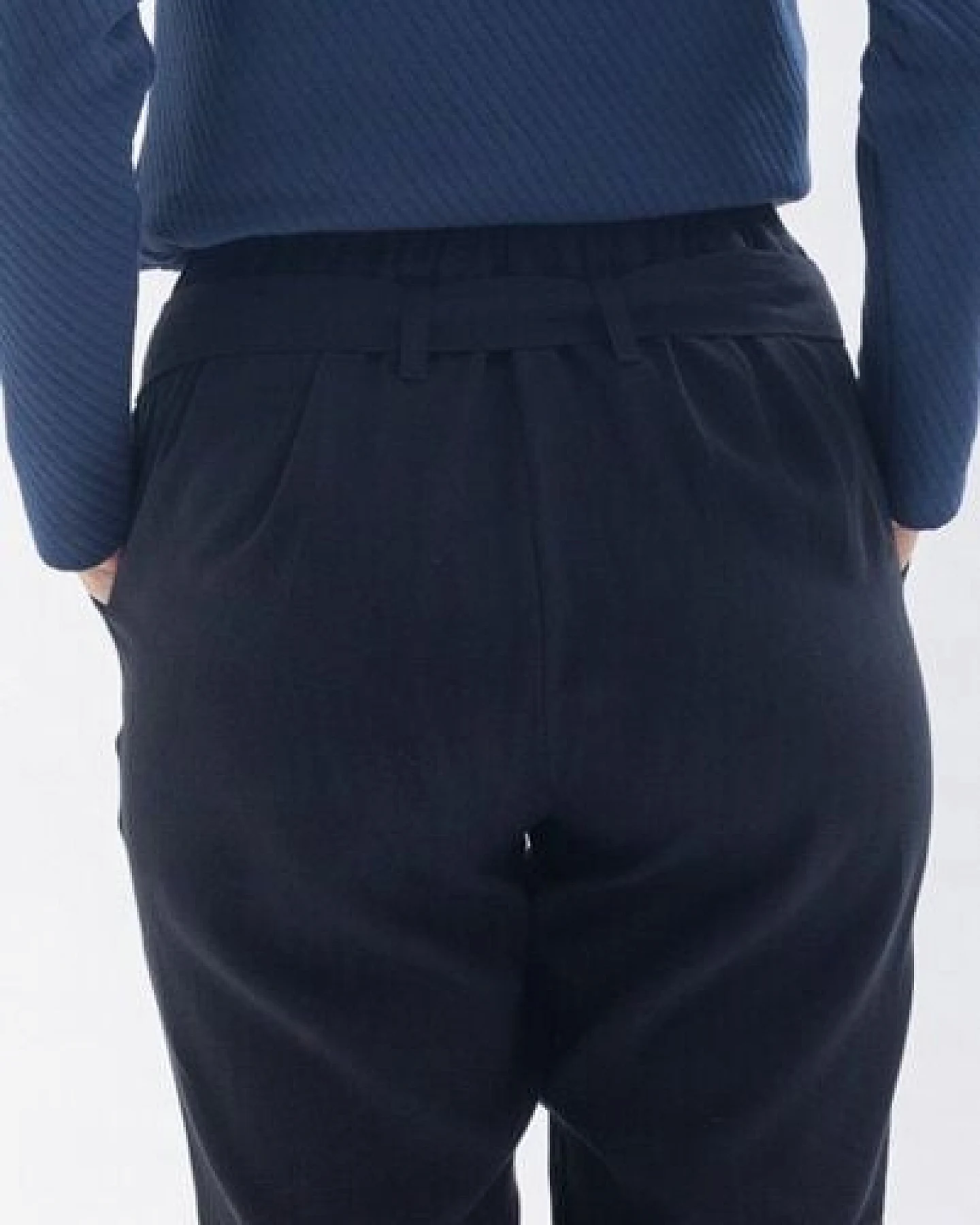 Studio Hertzberg Hose MA-RISAA mit Gürtel und elastischem Rückenbund aus Tencel in blau und schwarz – Ansicht 4