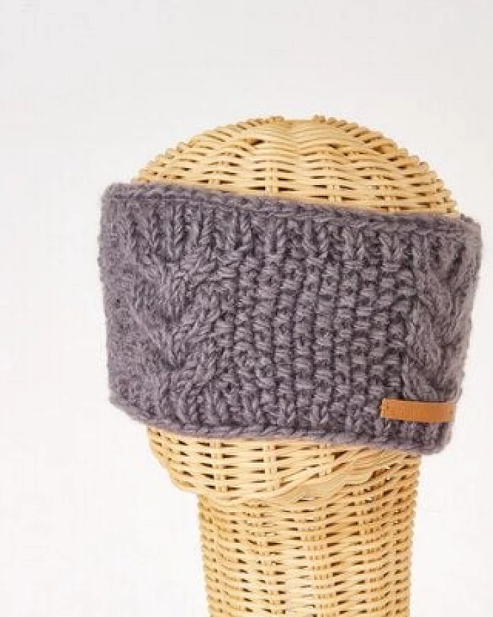 short'n'pietz Schurwollstirnband mit senkrechtem Zopfmuster, handgestrickt