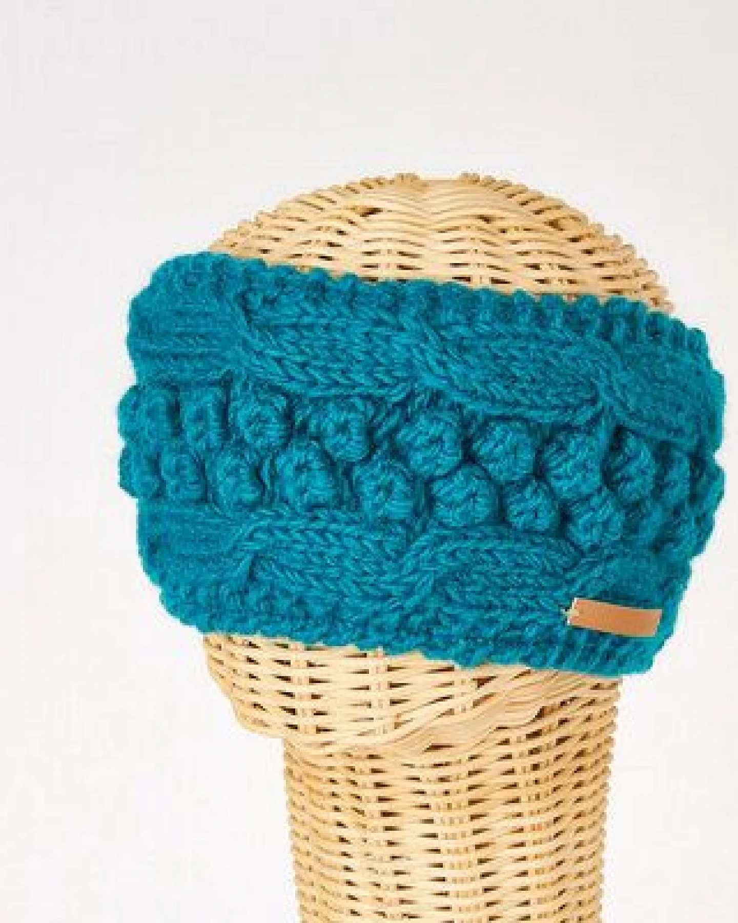short'n'pietz Schurwollstirnband mit Zopf- und Kugelmuster, handgestrickt – Ansicht 2